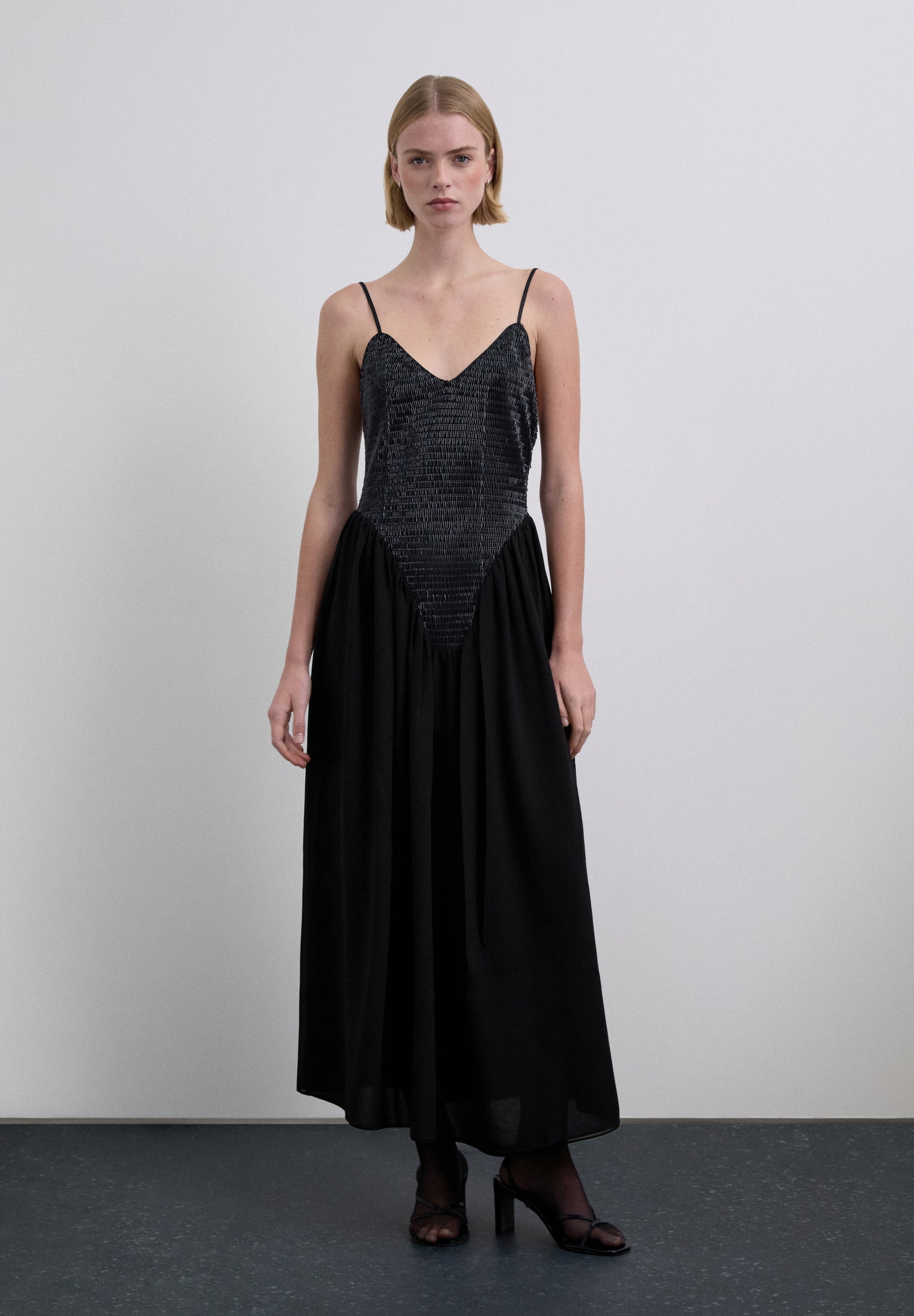 VESTIDO COM CORPETE DE LANTEJOULAS