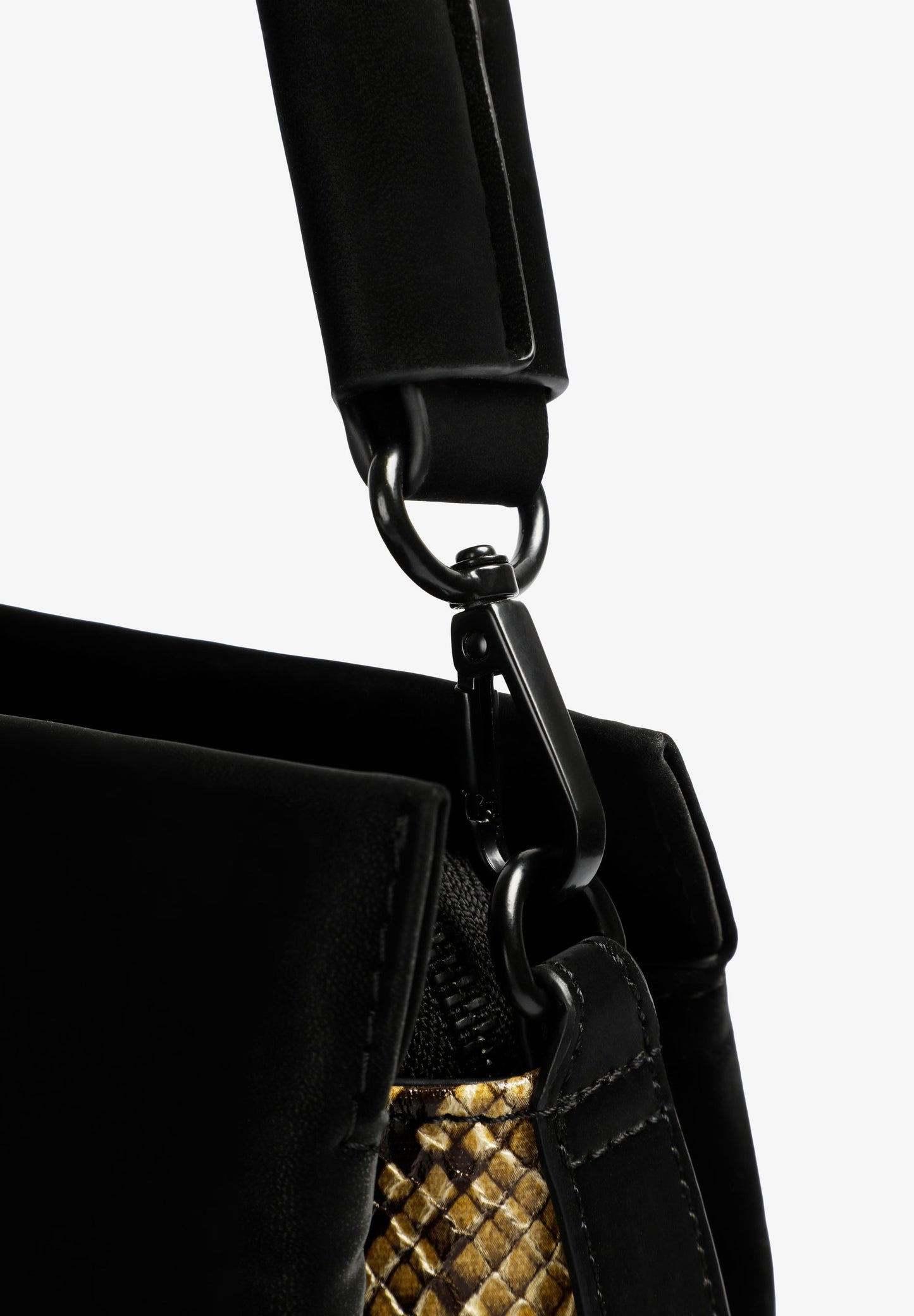 BOLSA ENTRANÇADA COM PORMENORES DE ESTAMPADO ANIMAL