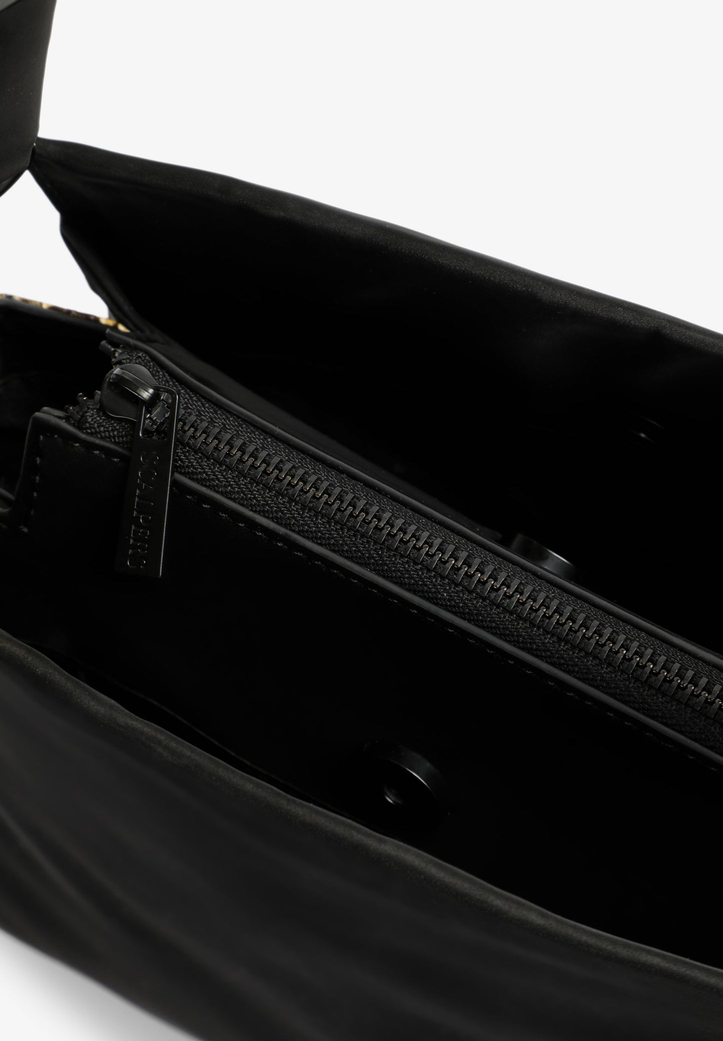 BOLSA ENTRANÇADA COM PORMENORES DE ESTAMPADO ANIMAL