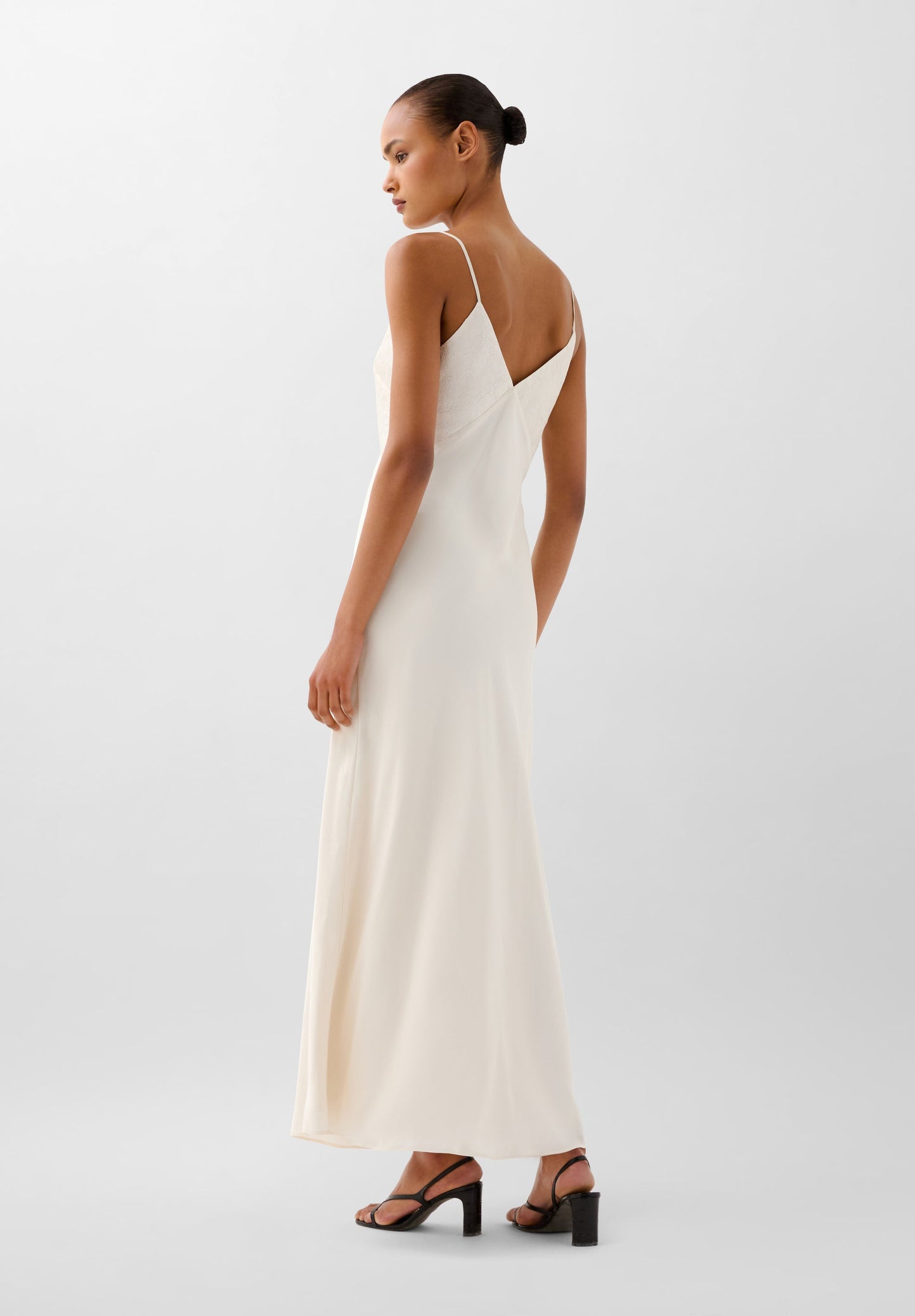 VESTIDO SLIP TEXTURA FLUIDO