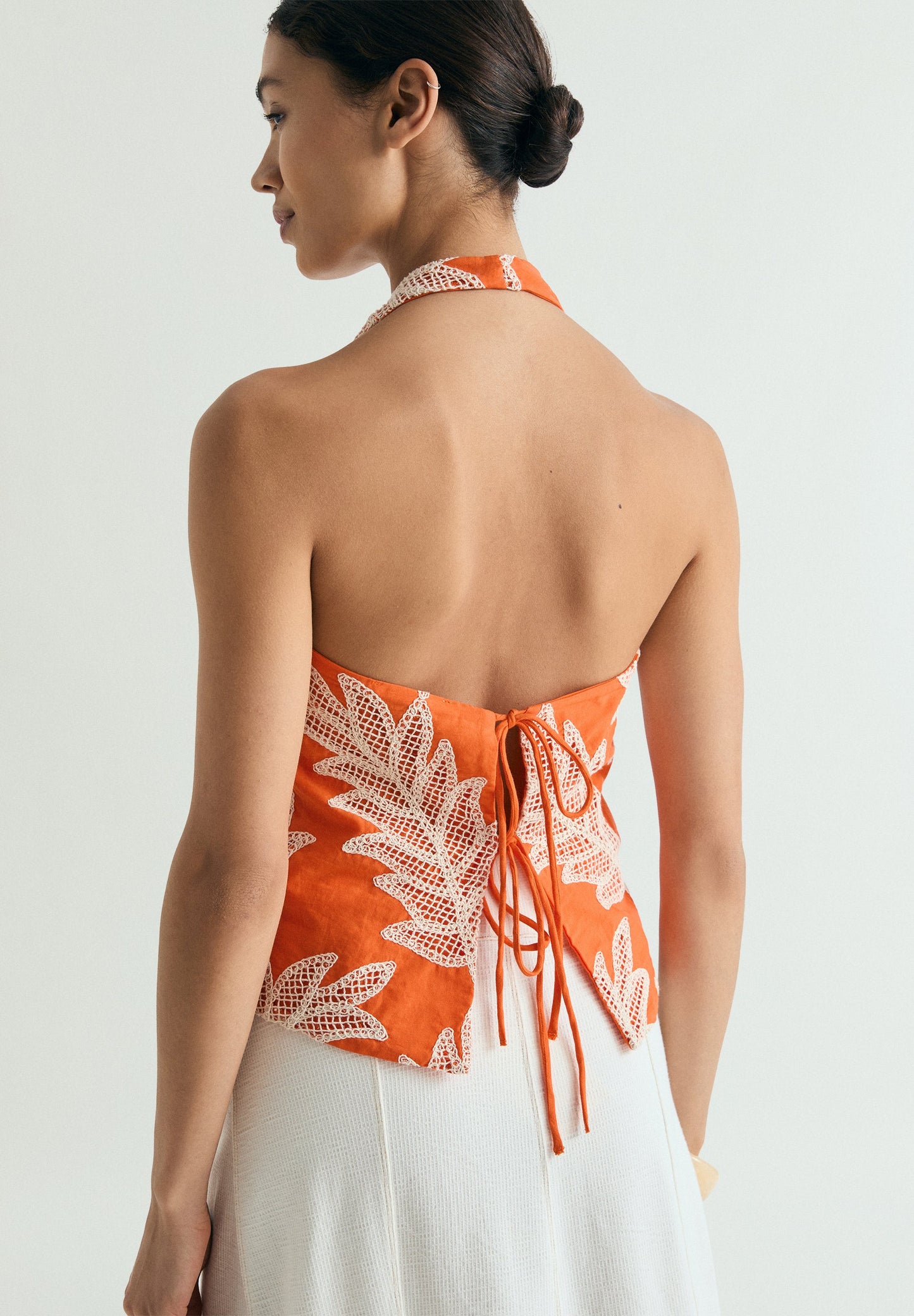 TOP HALTER COM BORDADOS