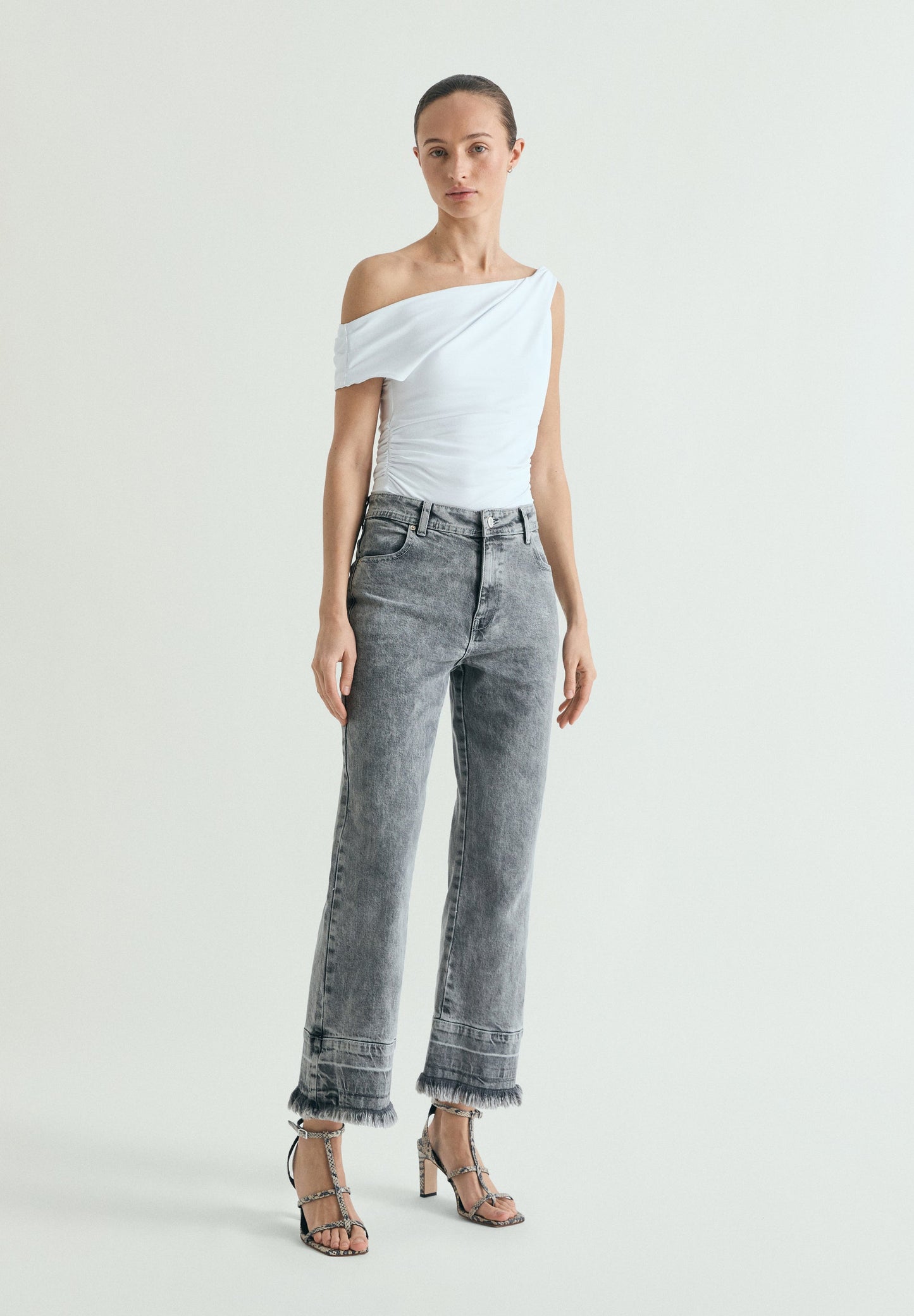 JEANS EFEITO DESBOTADO DESFIADOS