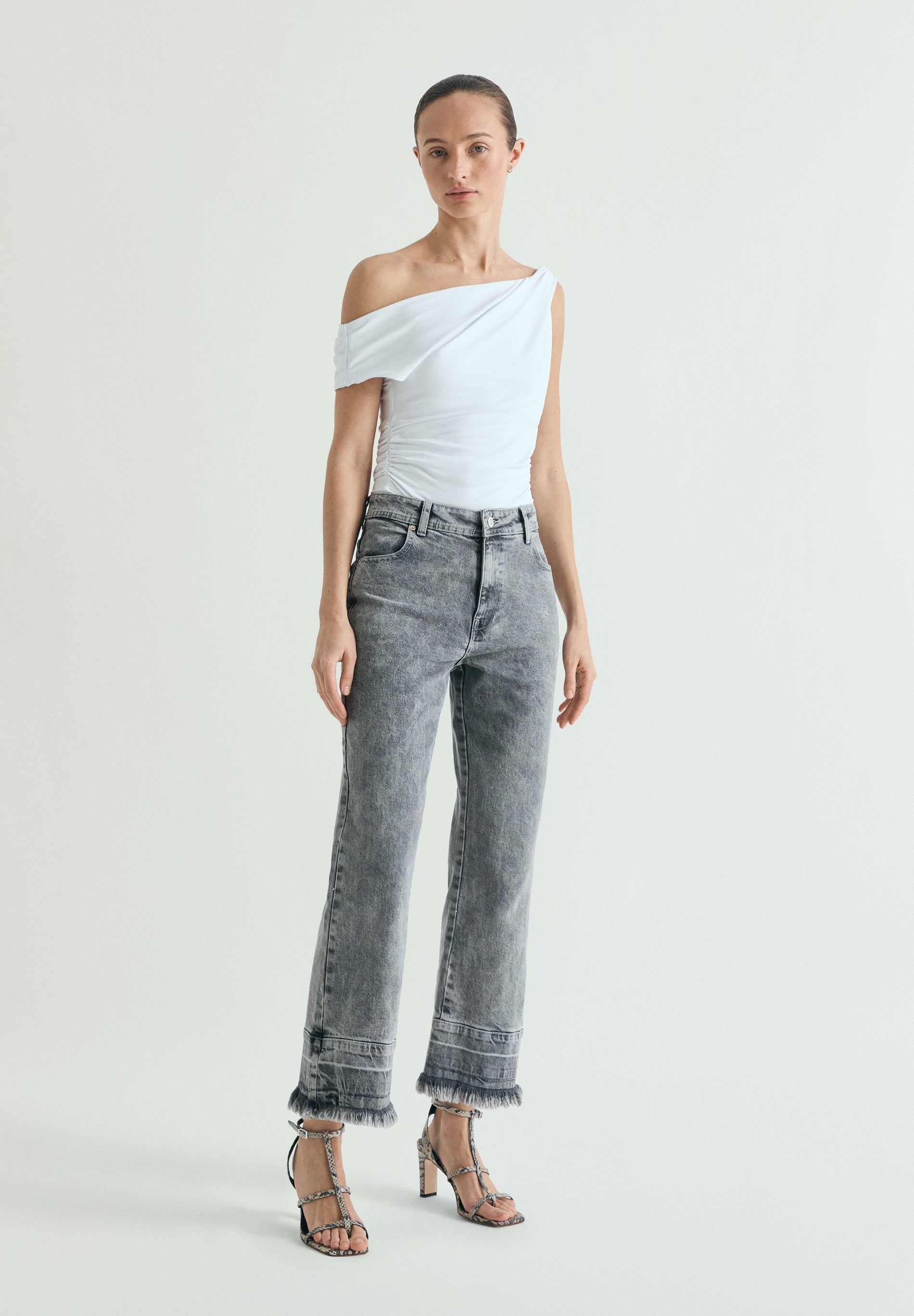 JEANS EFEITO DESBOTADO DESFIADOS