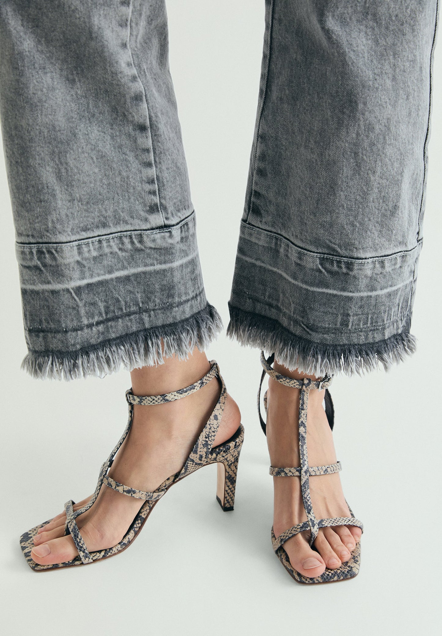 JEANS EFEITO DESBOTADO DESFIADOS