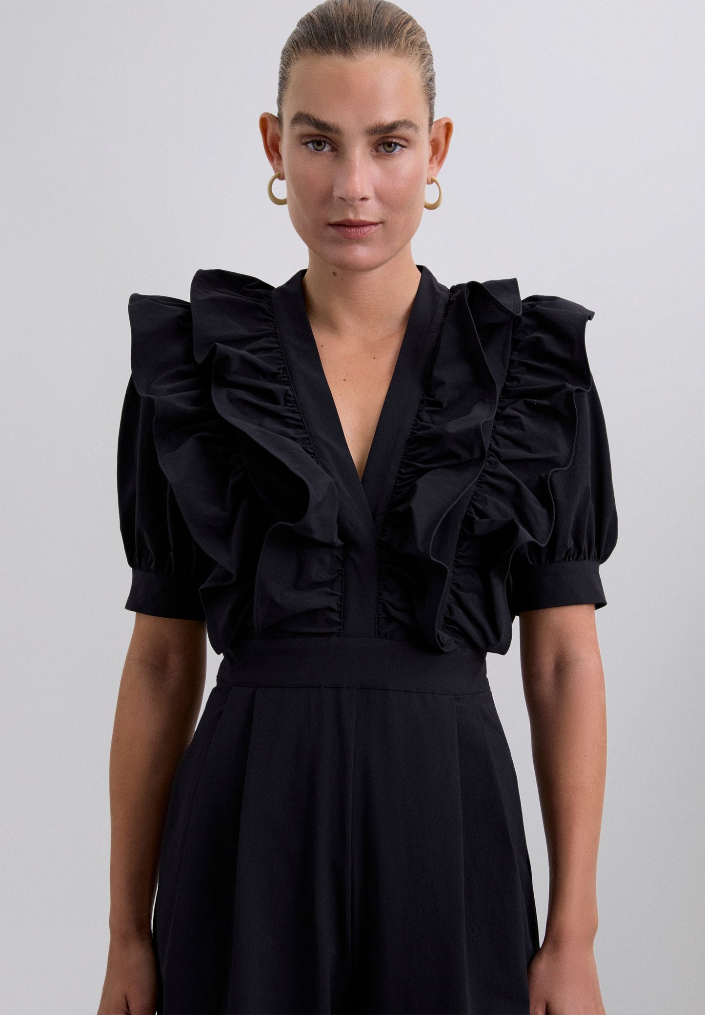 MACACÃO PRETO COM FOLHOS