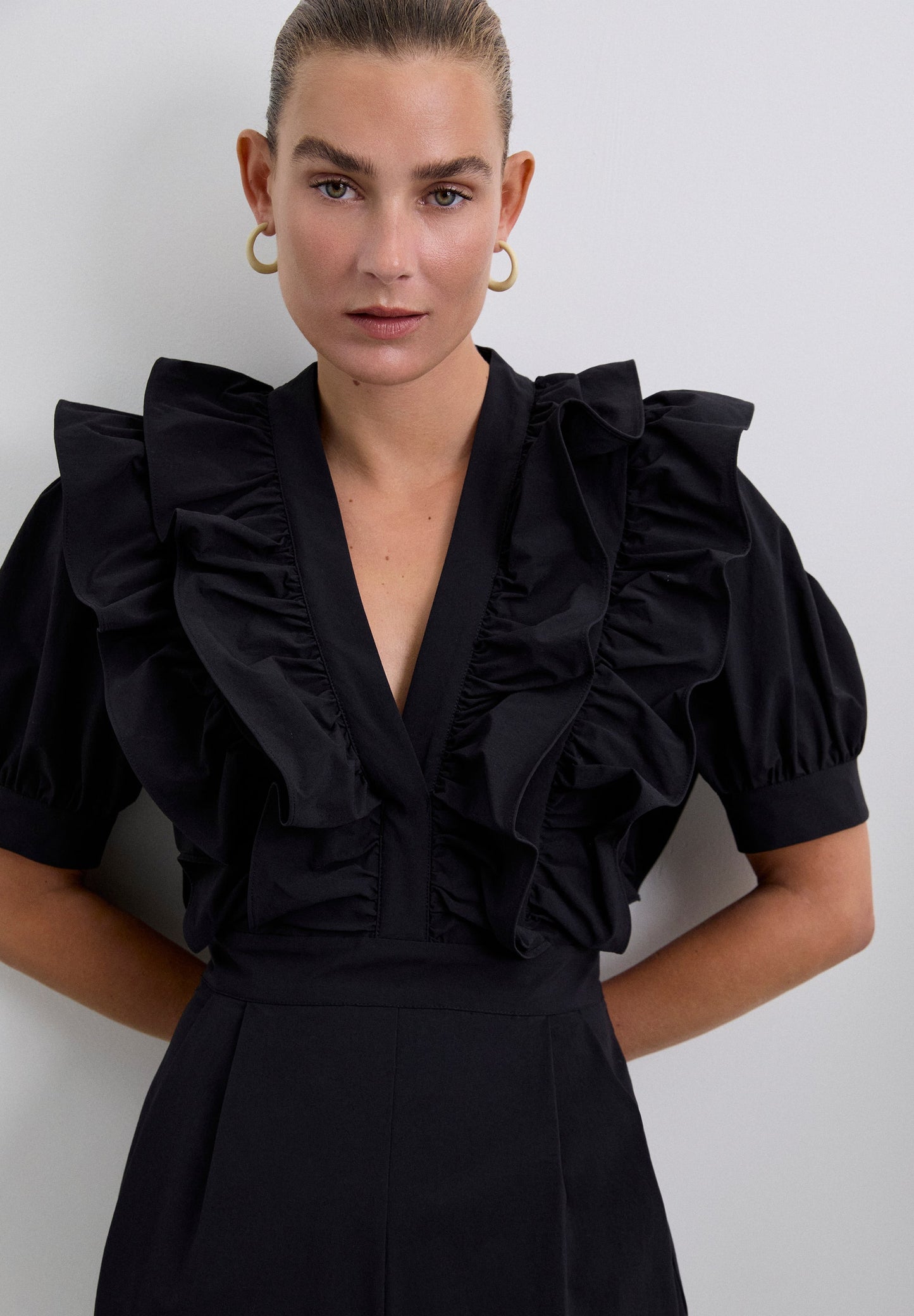 MACACÃO PRETO COM FOLHOS