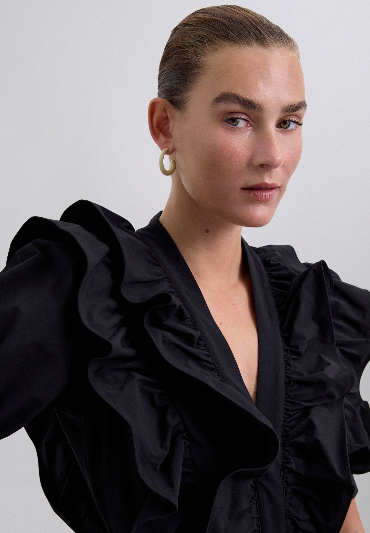 MACACÃO PRETO COM FOLHOS