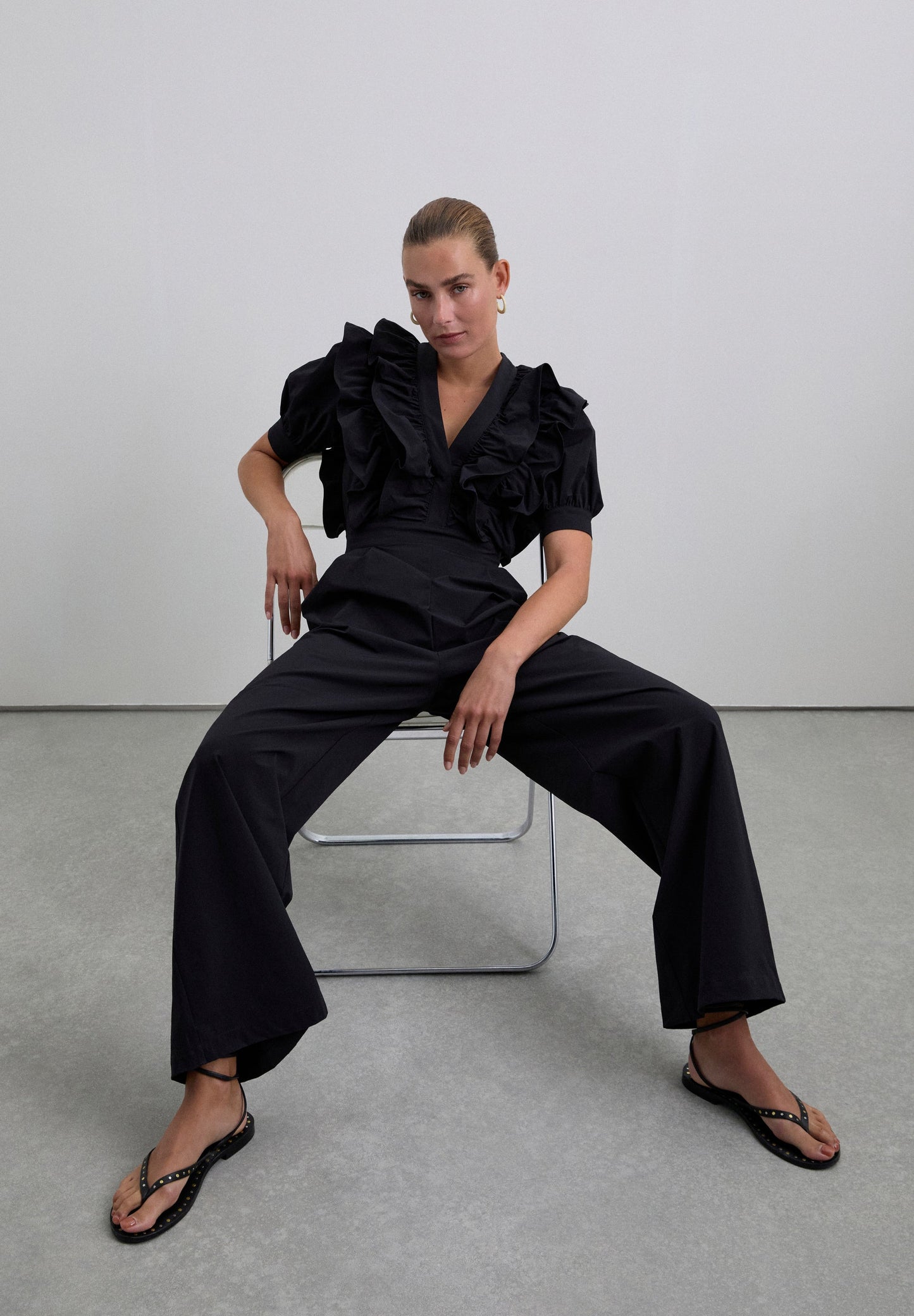 MACACÃO PRETO COM FOLHOS