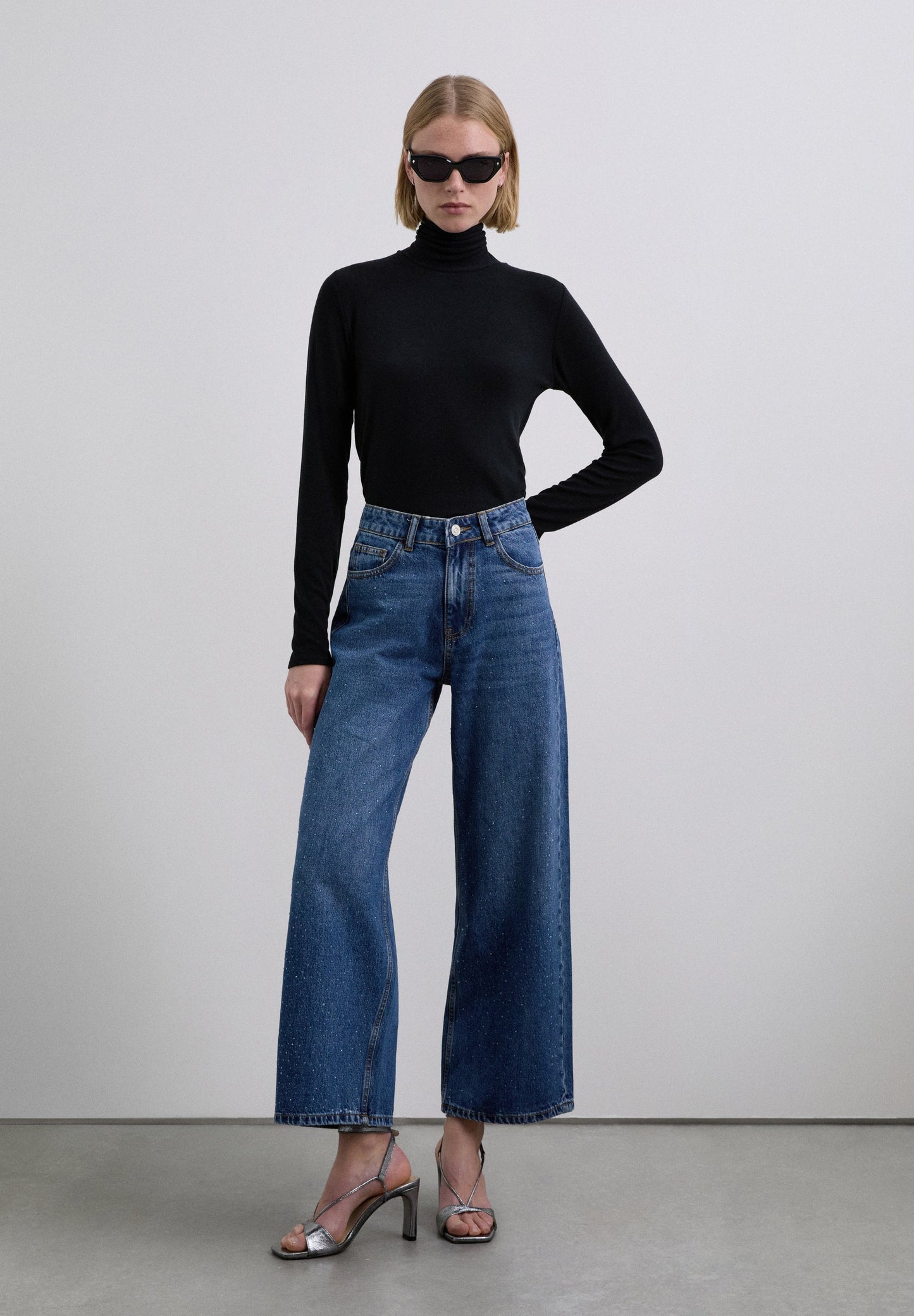 JEANS RETOS COM TACHAS