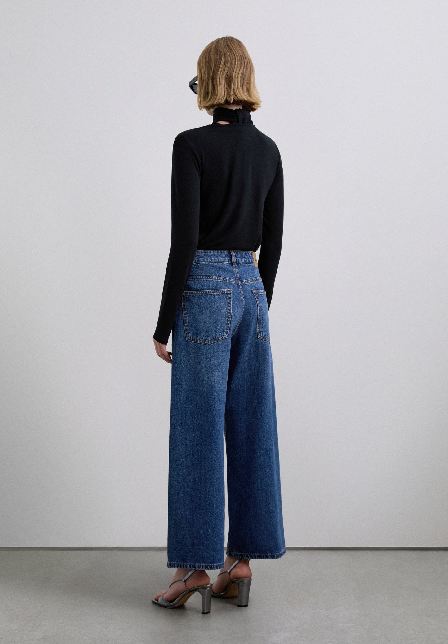 JEANS RETOS COM TACHAS