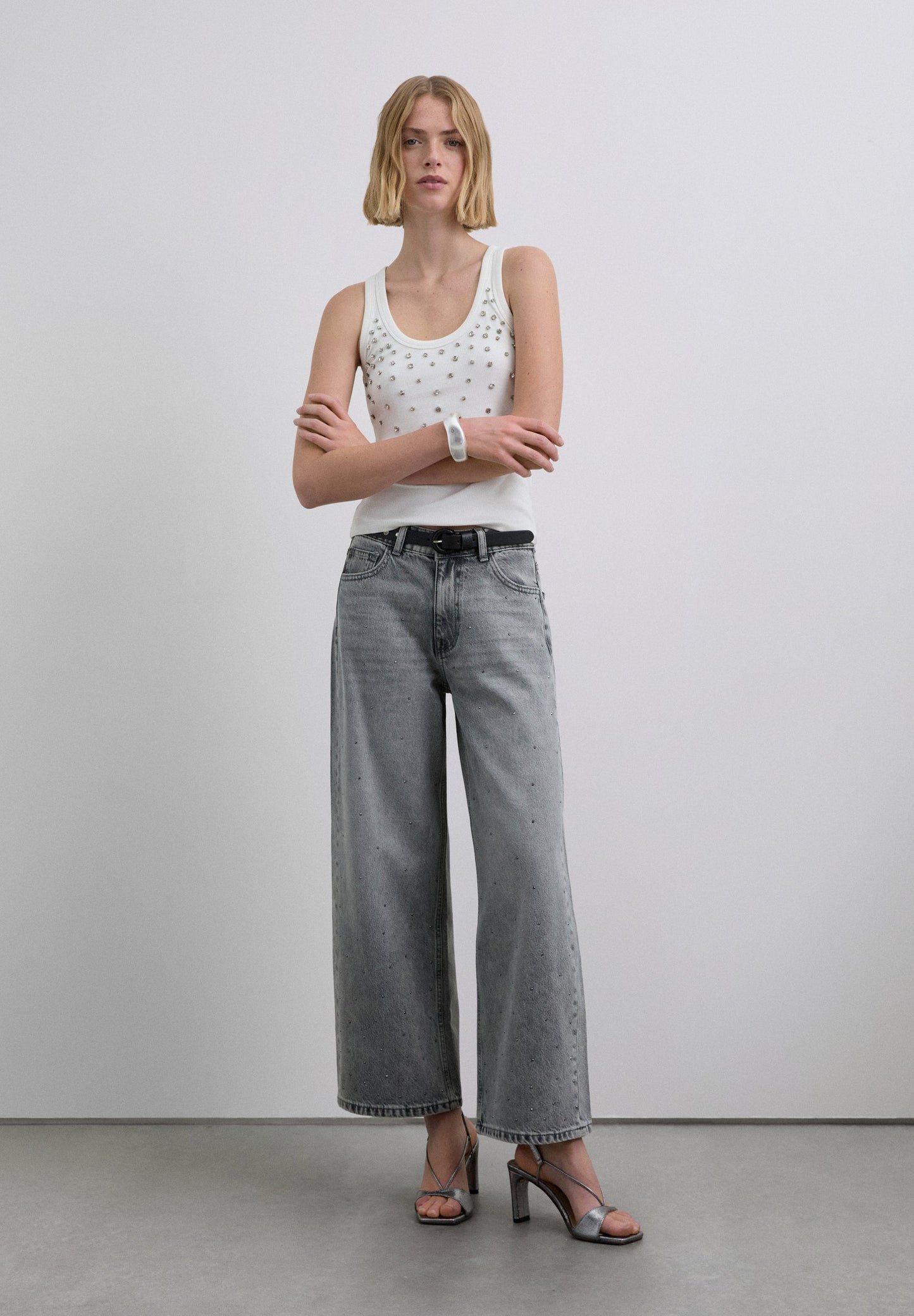 JEANS RETOS COM TACHAS