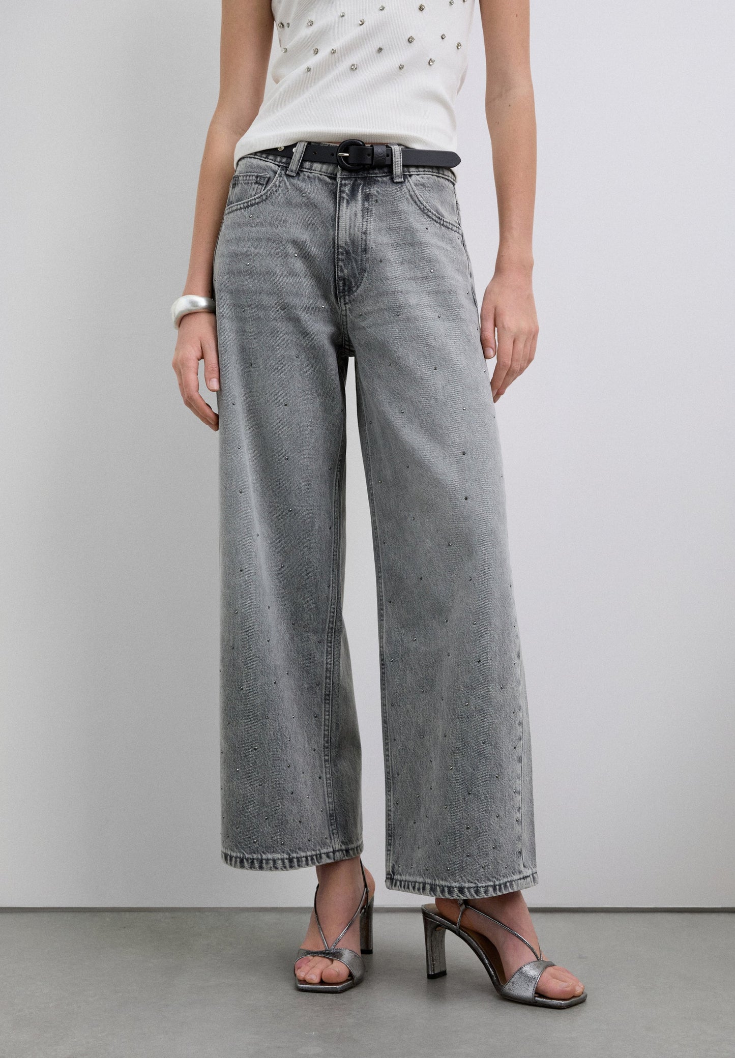 JEANS RETOS COM TACHAS