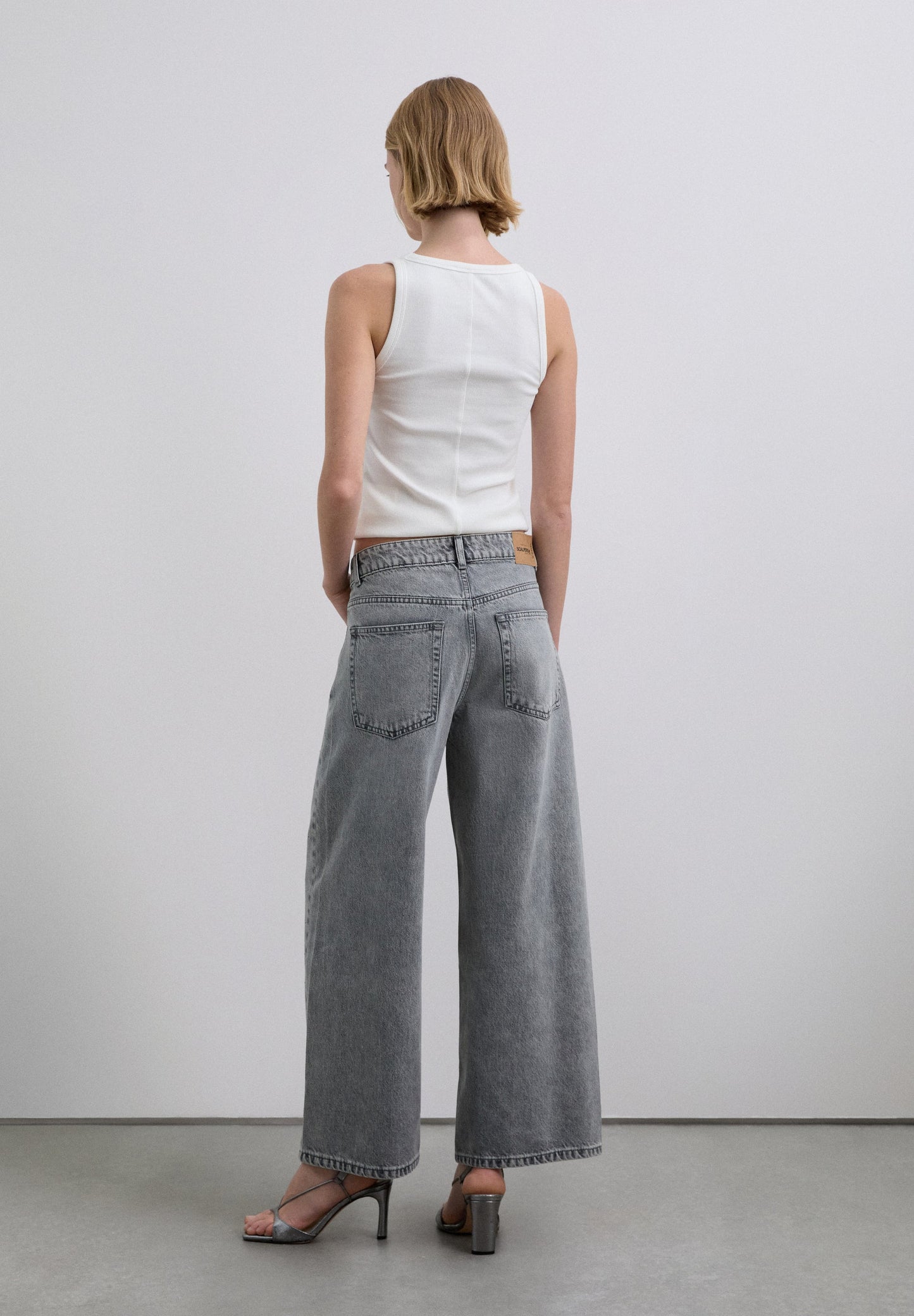 JEANS RETOS COM TACHAS