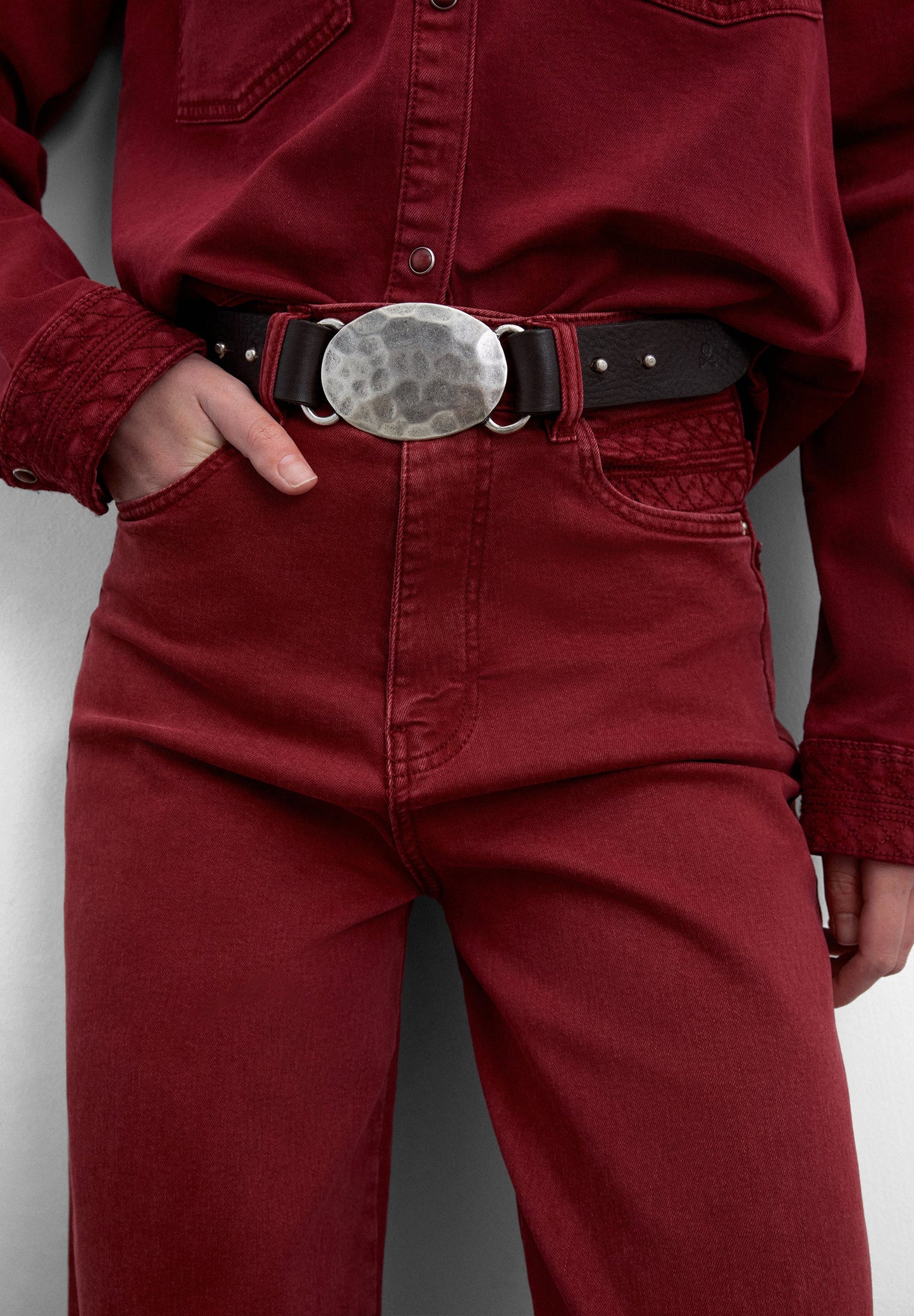 CALÇAS DE CINTURA SUBIDA COM PORMENOR DE COSTURAS