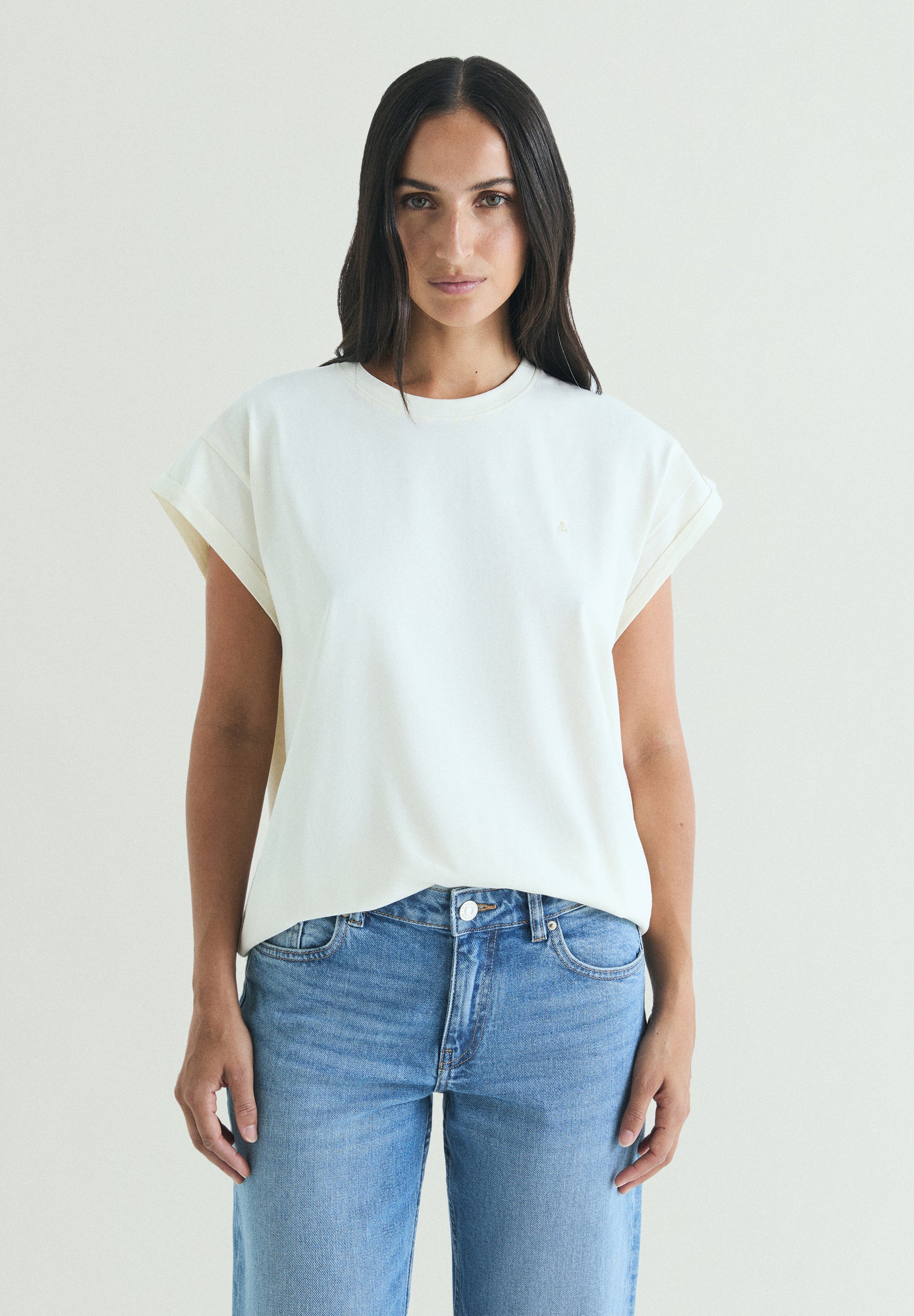 T-SHIRT COM LOGÓTIPO BORDADO