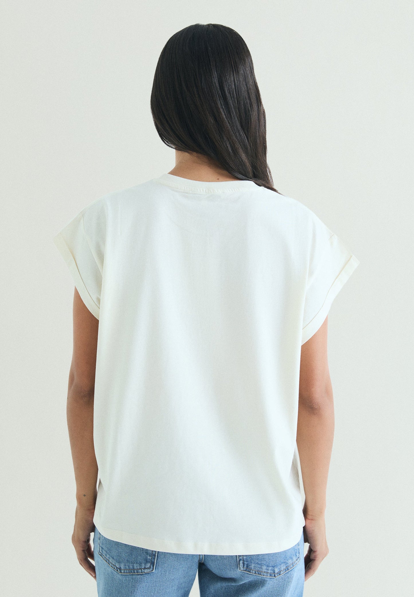 T-SHIRT COM LOGÓTIPO BORDADO