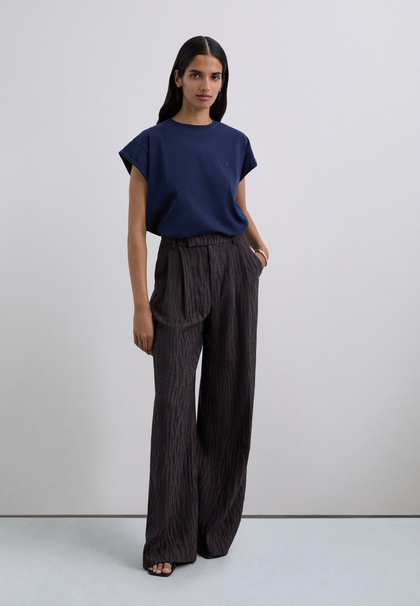 T-SHIRT COM LOGÓTIPO BORDADO