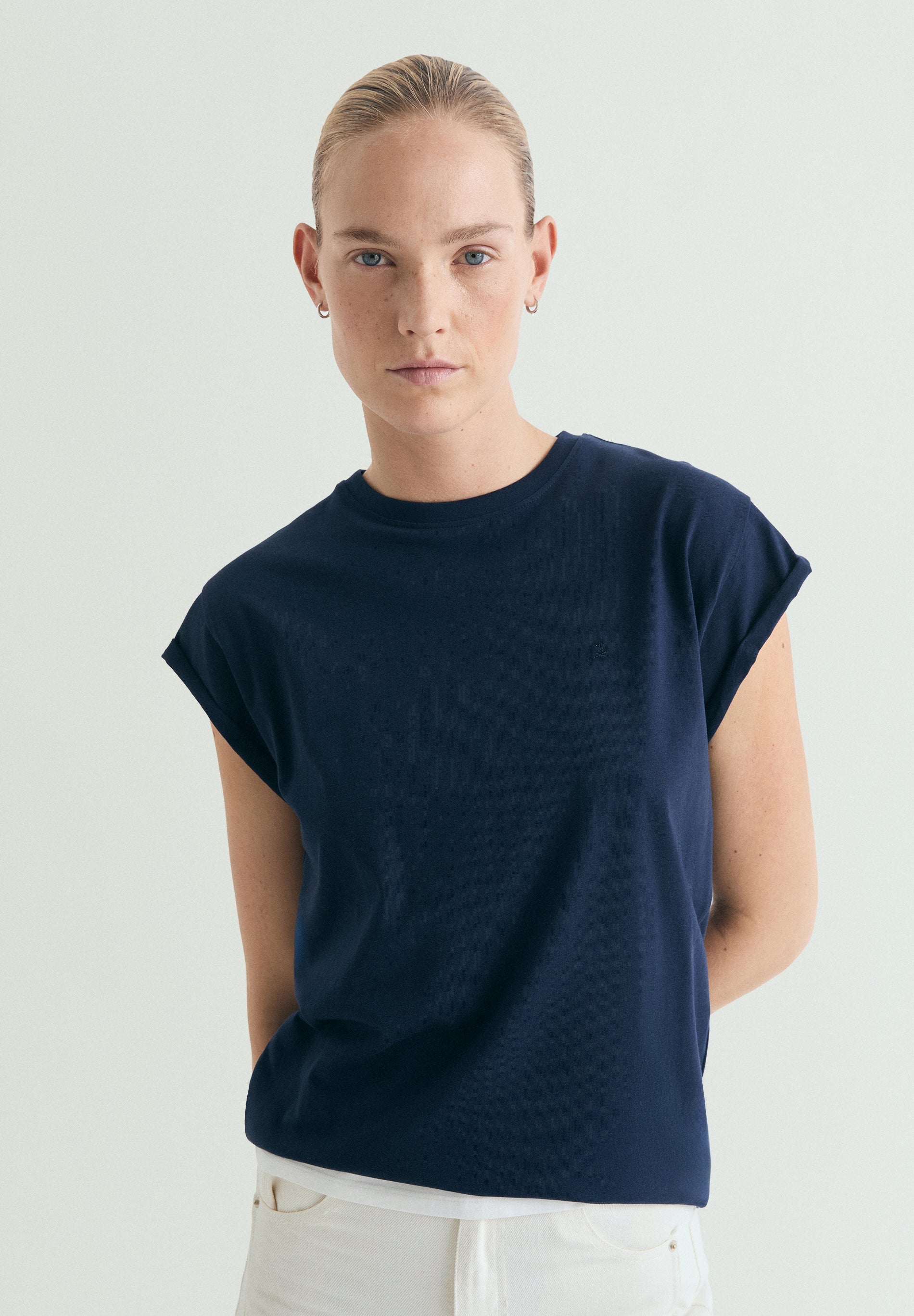 T-SHIRT COM LOGÓTIPO BORDADO