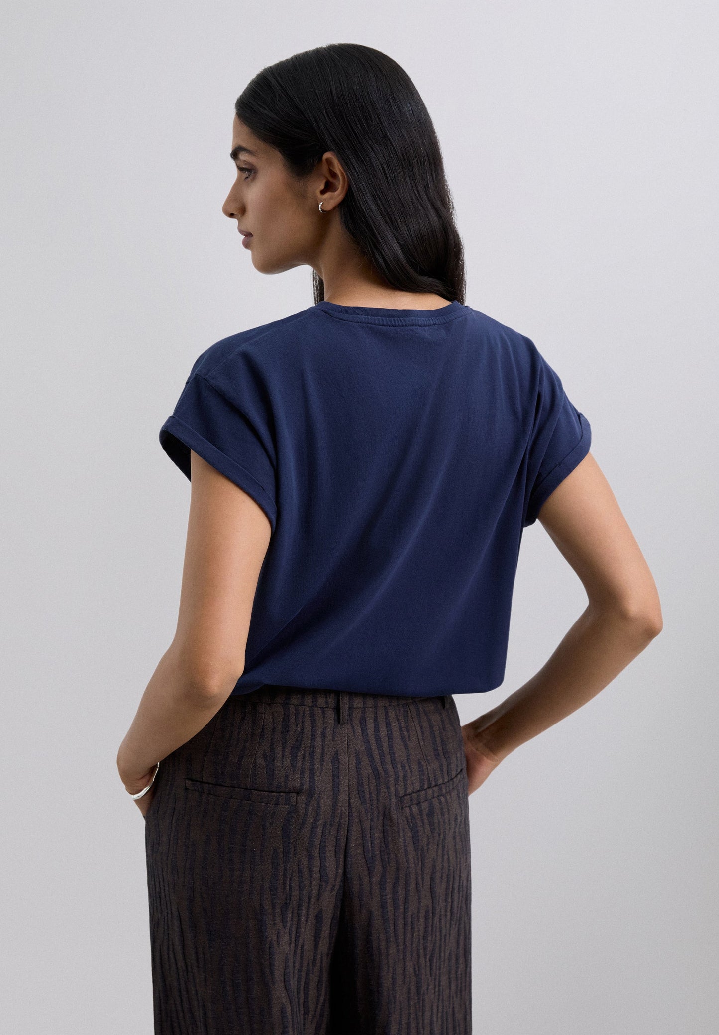 T-SHIRT COM LOGÓTIPO BORDADO