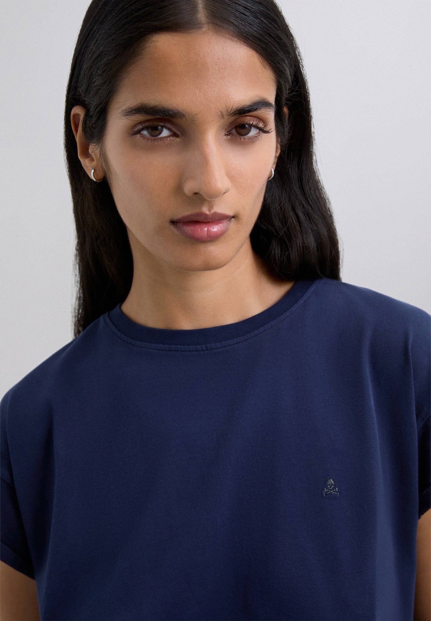 T-SHIRT COM LOGÓTIPO BORDADO