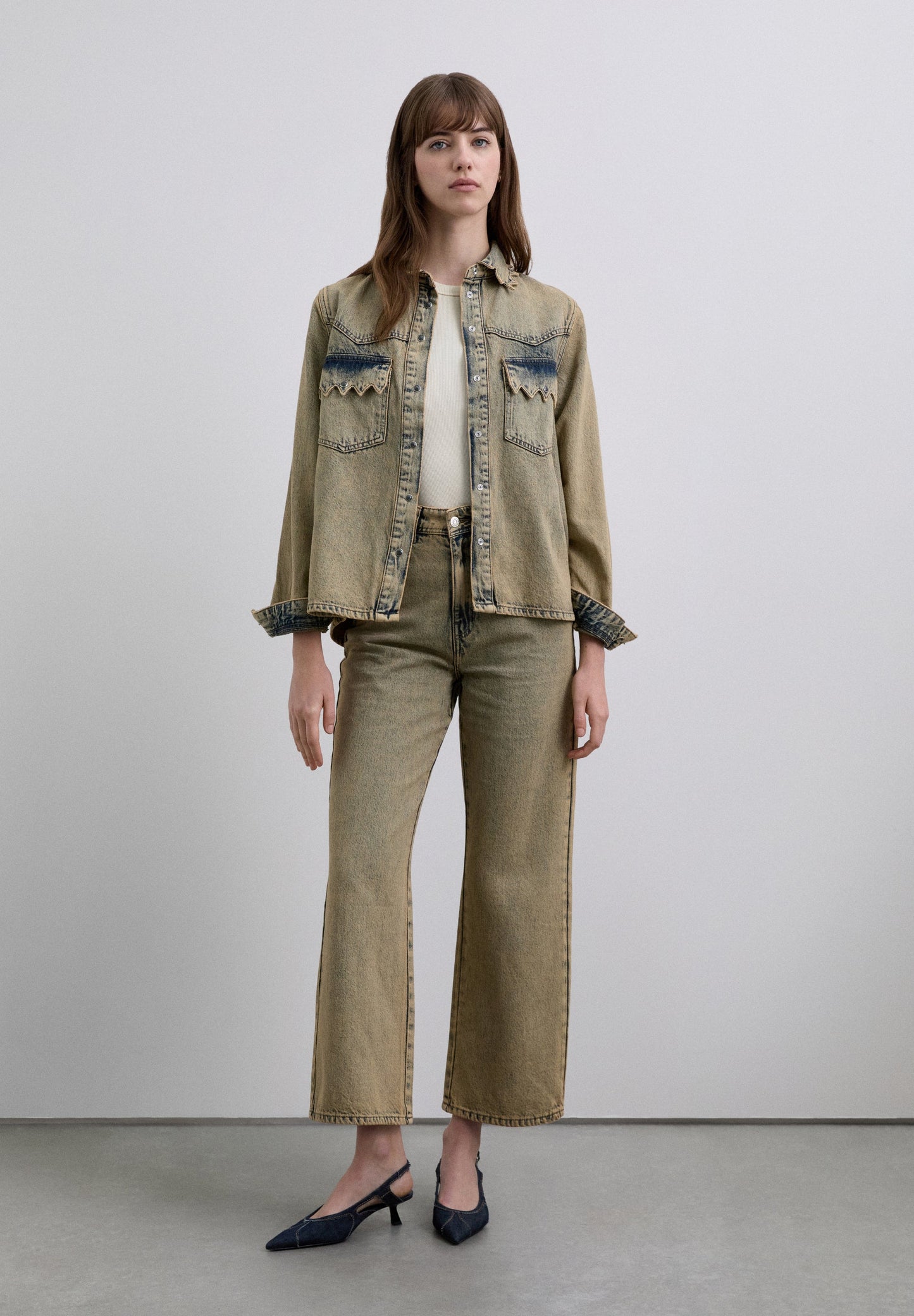 JEANS A DIREITO EFEITO DESBOTADO