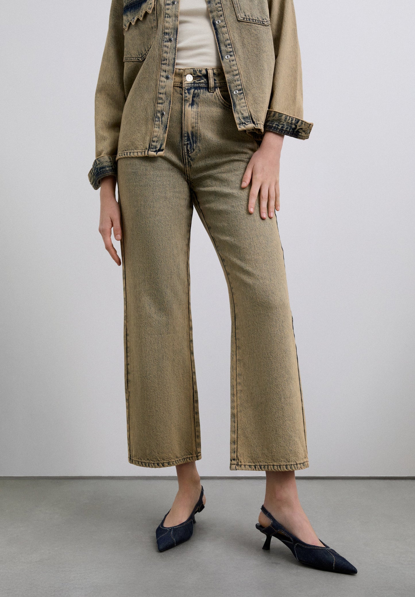 JEANS A DIREITO EFEITO DESBOTADO