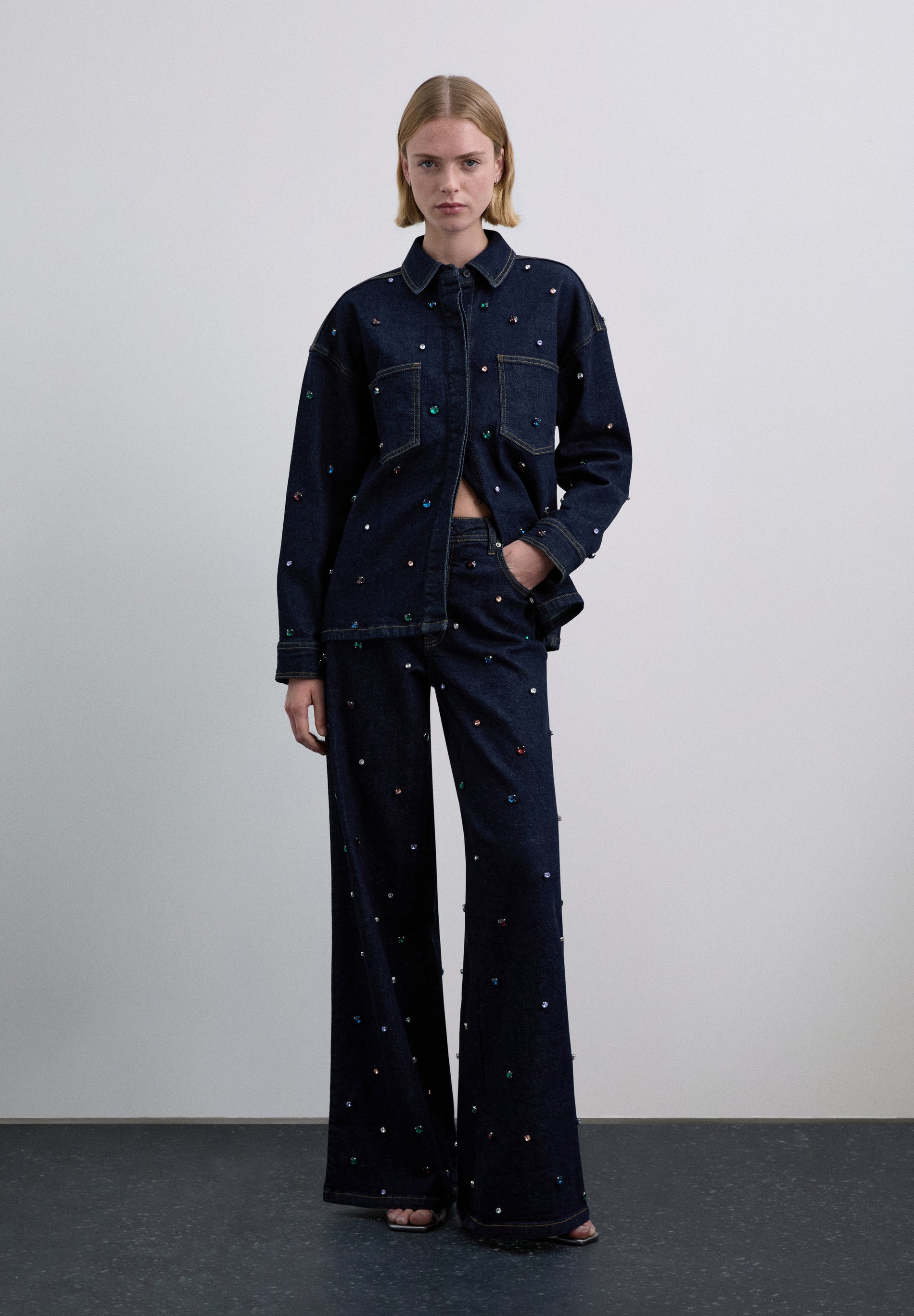 CALÇAS DENIM COM MISSANGAS