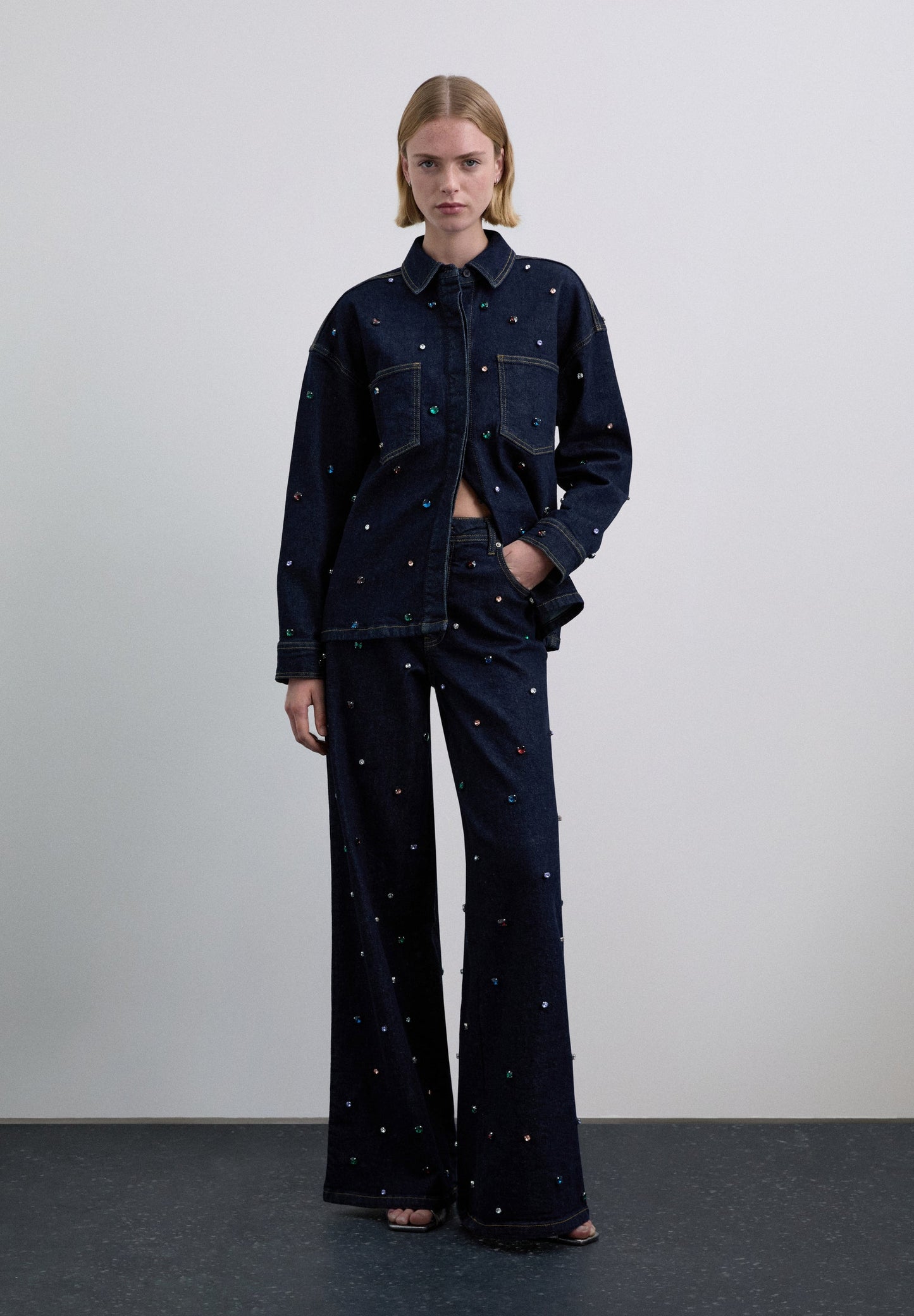 PANTALÓN DENIM CON ABALORIOS - Scalpers