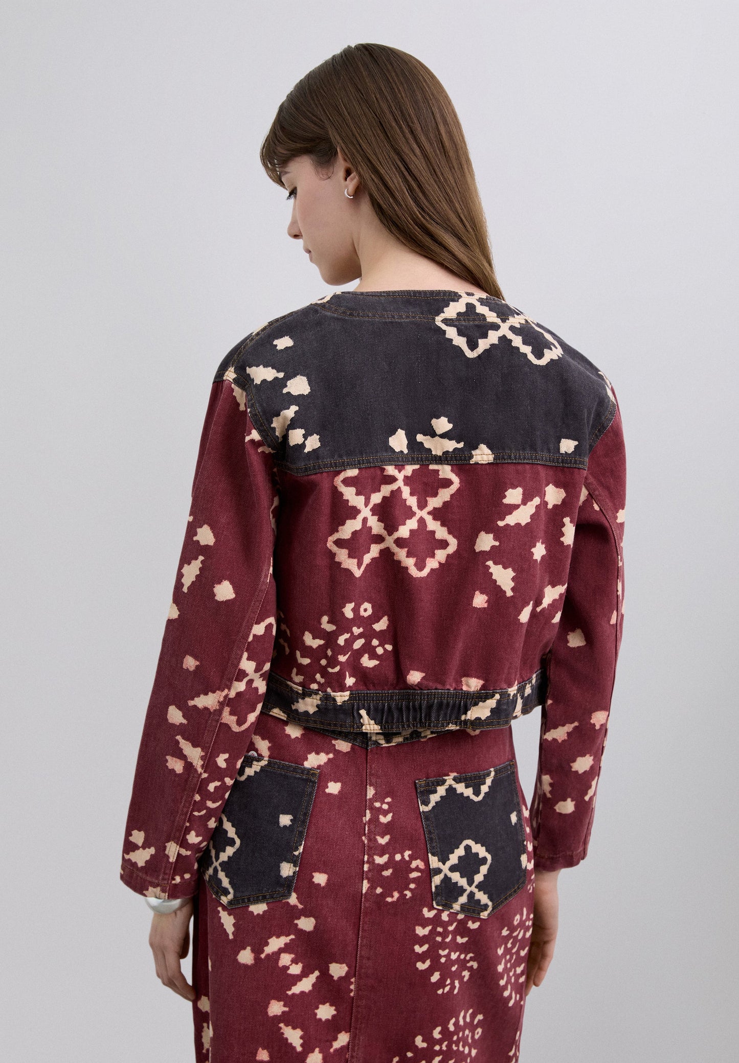 CAMISA DENIM CROPPED COM PADRÃO