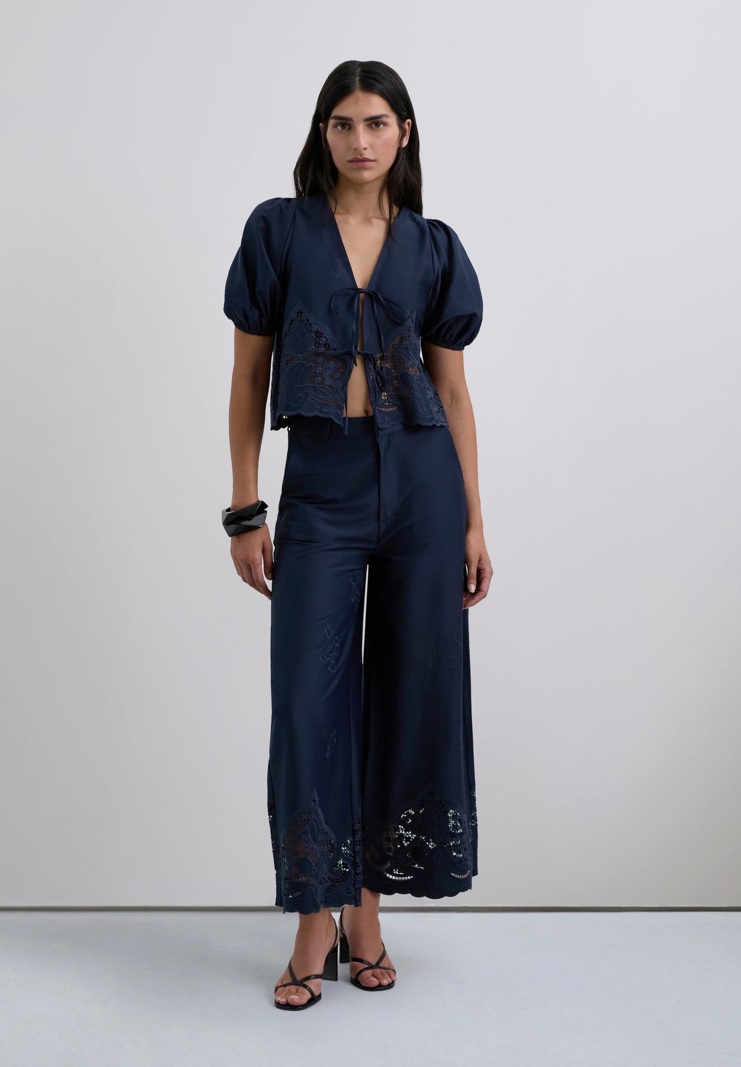 BLUSA BORDADA COM LAÇOS