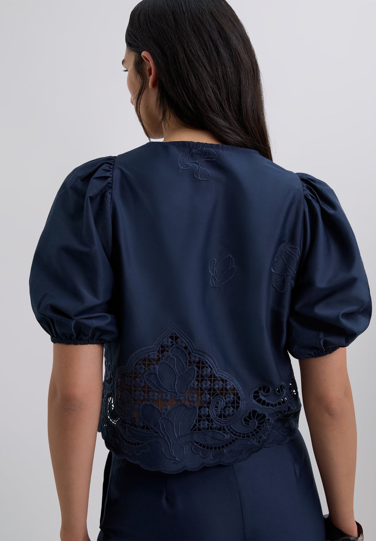 BLUSA BORDADA COM LAÇOS