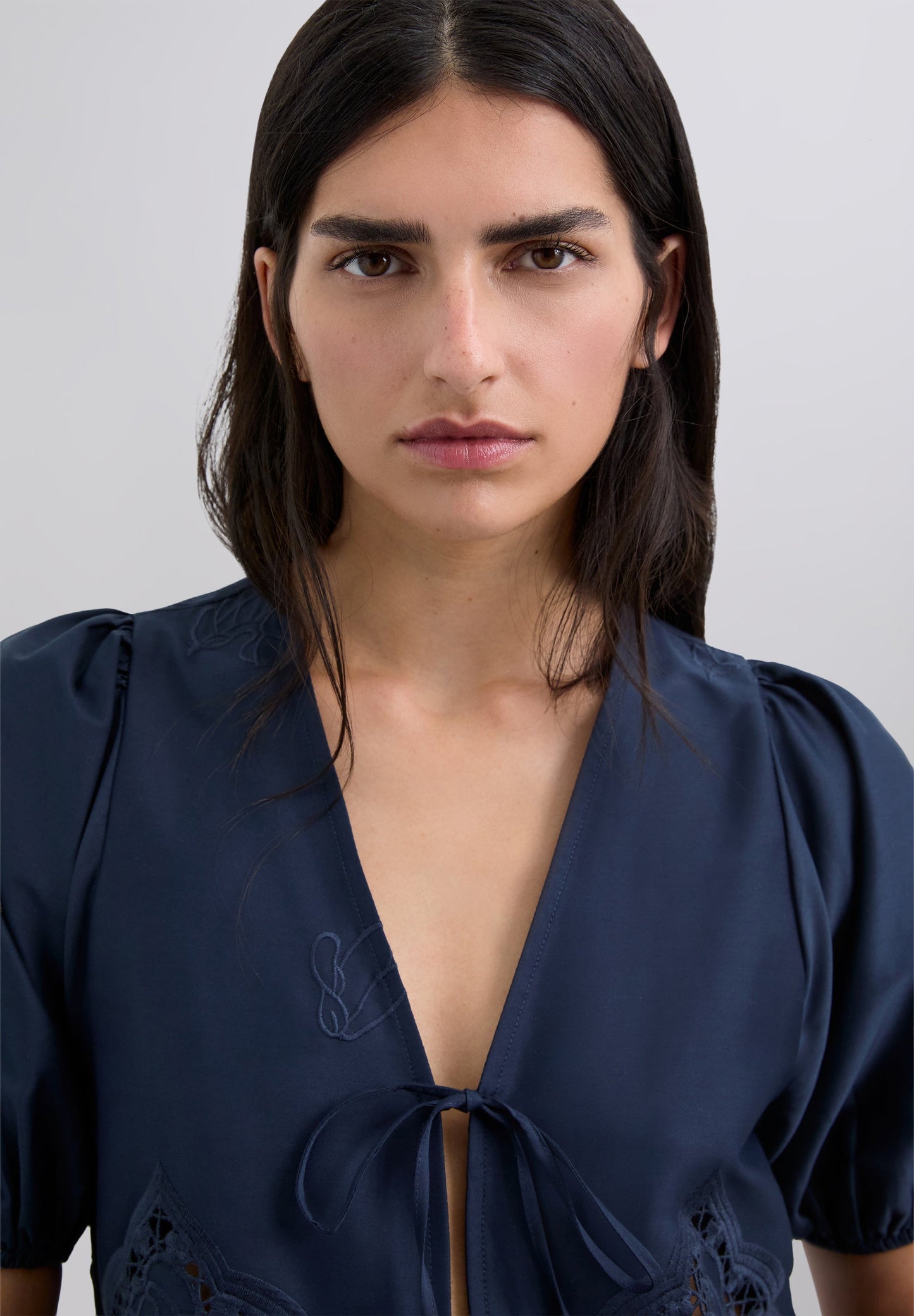 BLUSA BORDADA COM LAÇOS