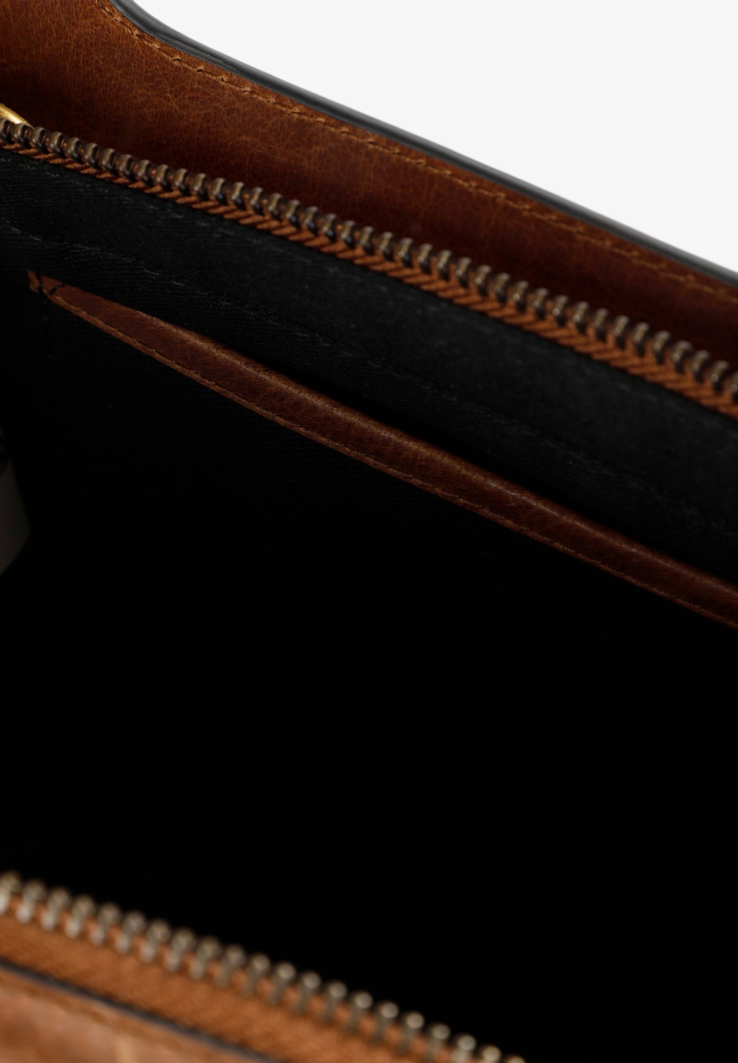 BOLSA DE MÃO EM PELE COM ALÇA ENTRANÇADA