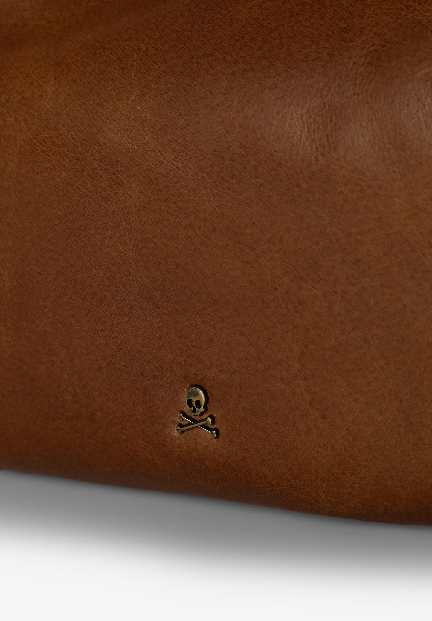 BOLSA DE MÃO EM PELE COM ALÇA ENTRANÇADA