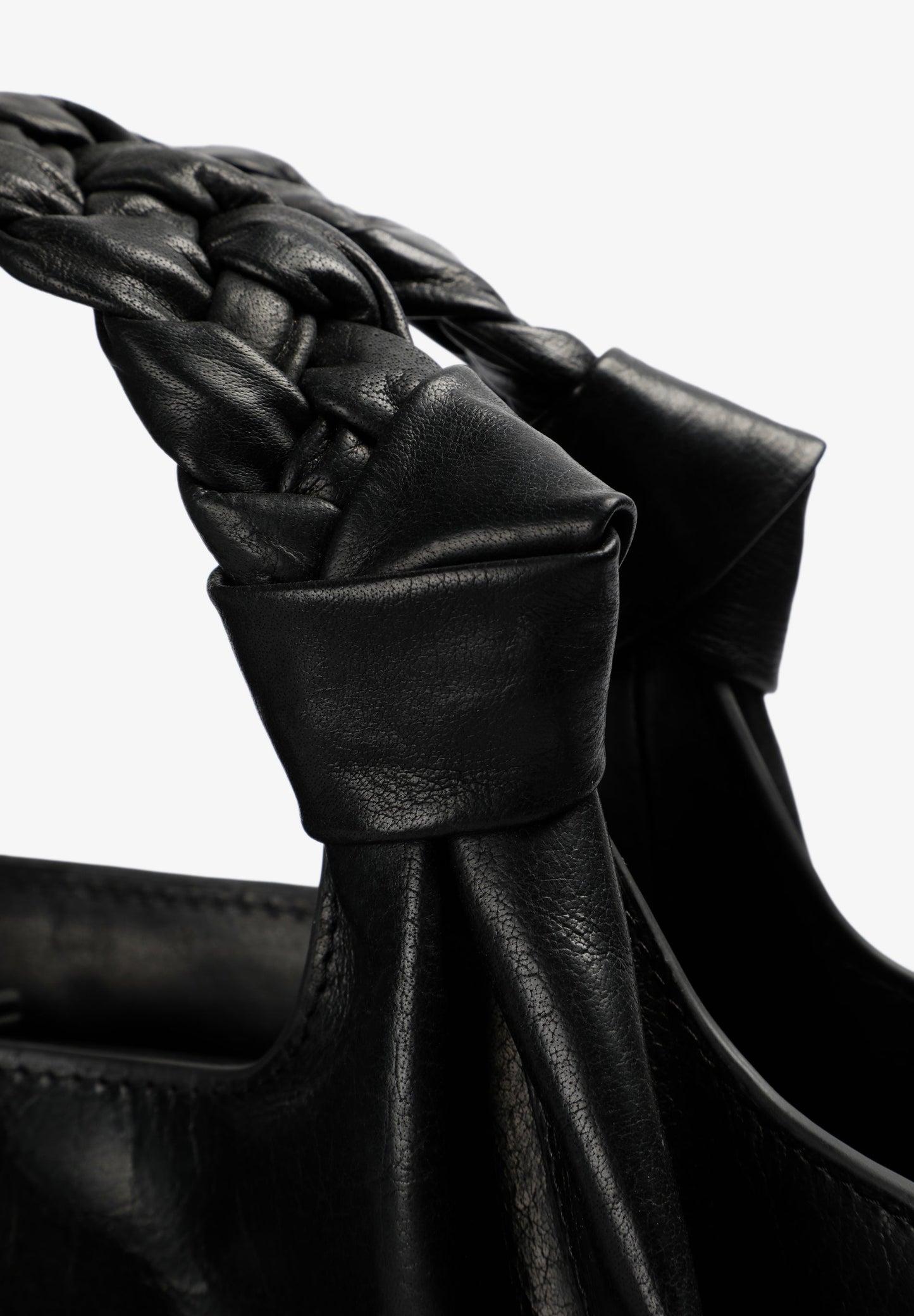 BOLSA MINI EM PELE COM ALÇA TRANÇADA