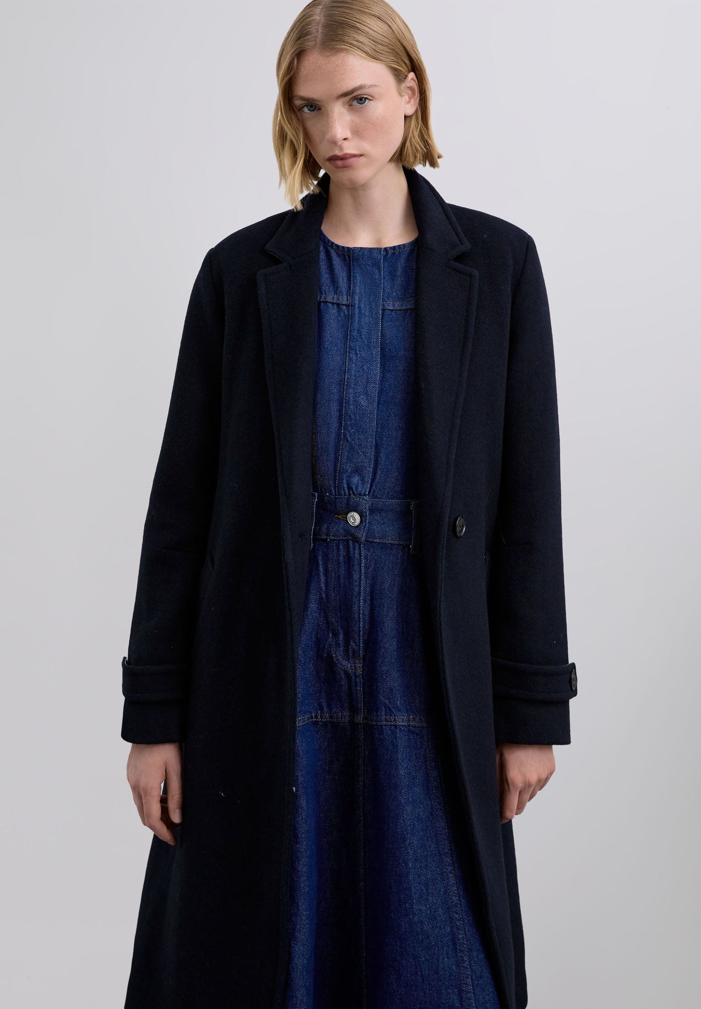 CASACO COM CINTO EM CONTRASTE