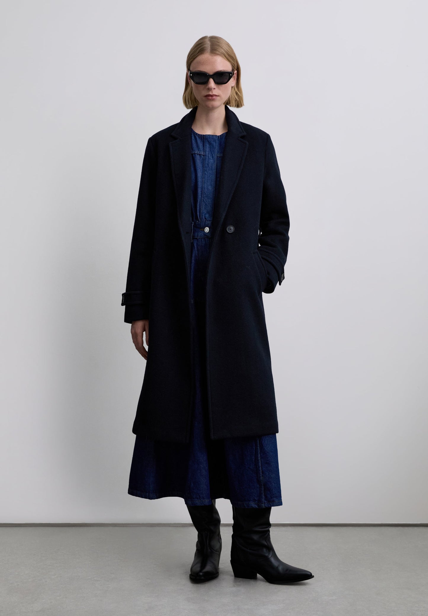 CASACO COM CINTO EM CONTRASTE