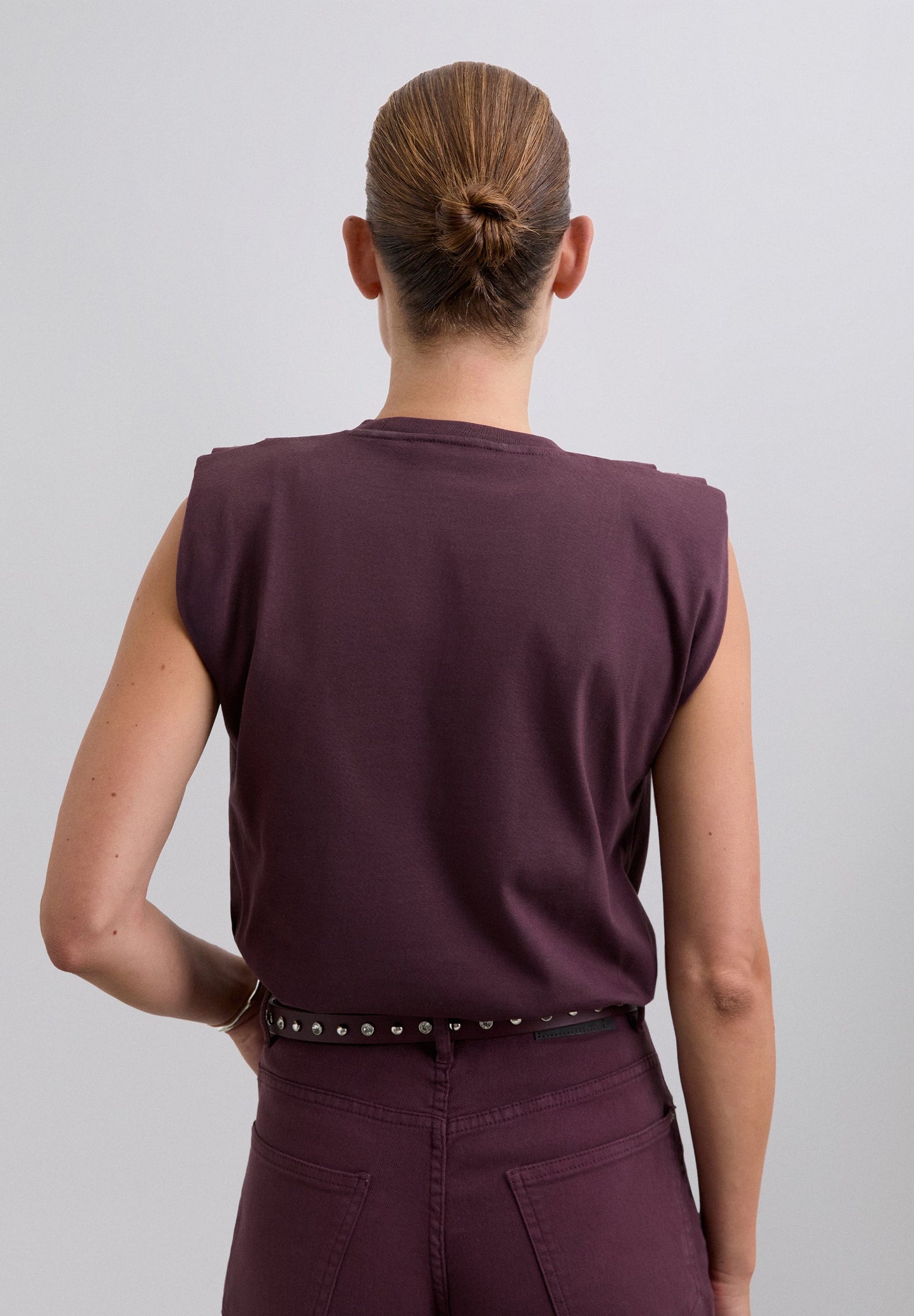 T-SHIRT COM TACHAS DE MANGA CAVA