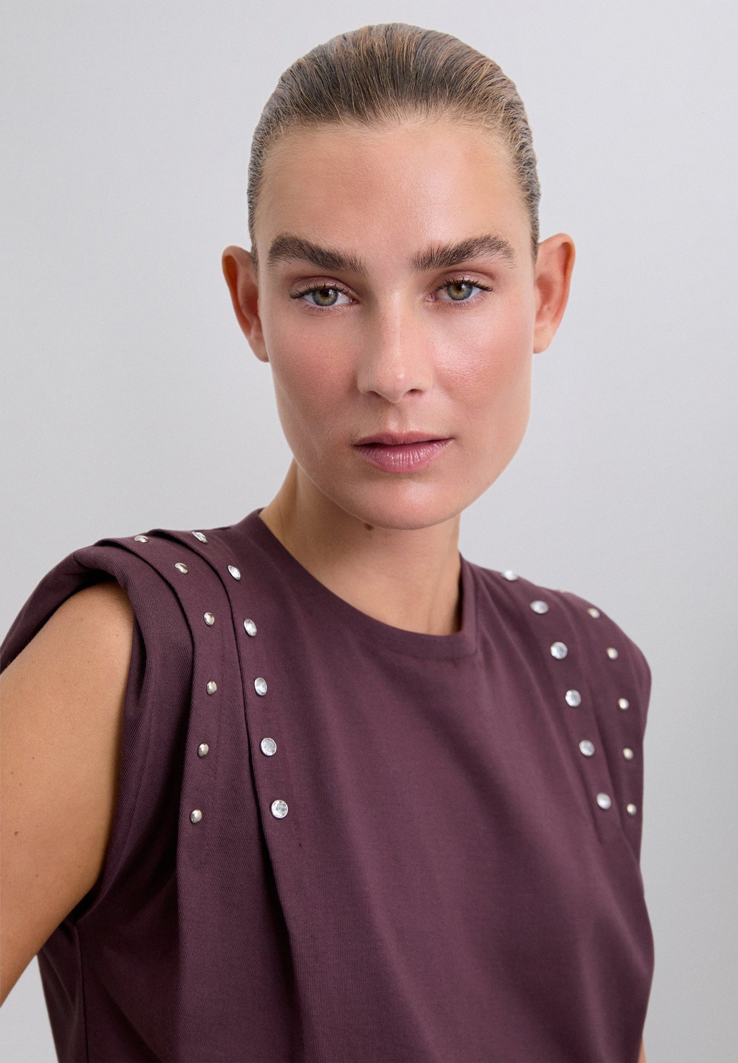 T-SHIRT COM TACHAS DE MANGA CAVA