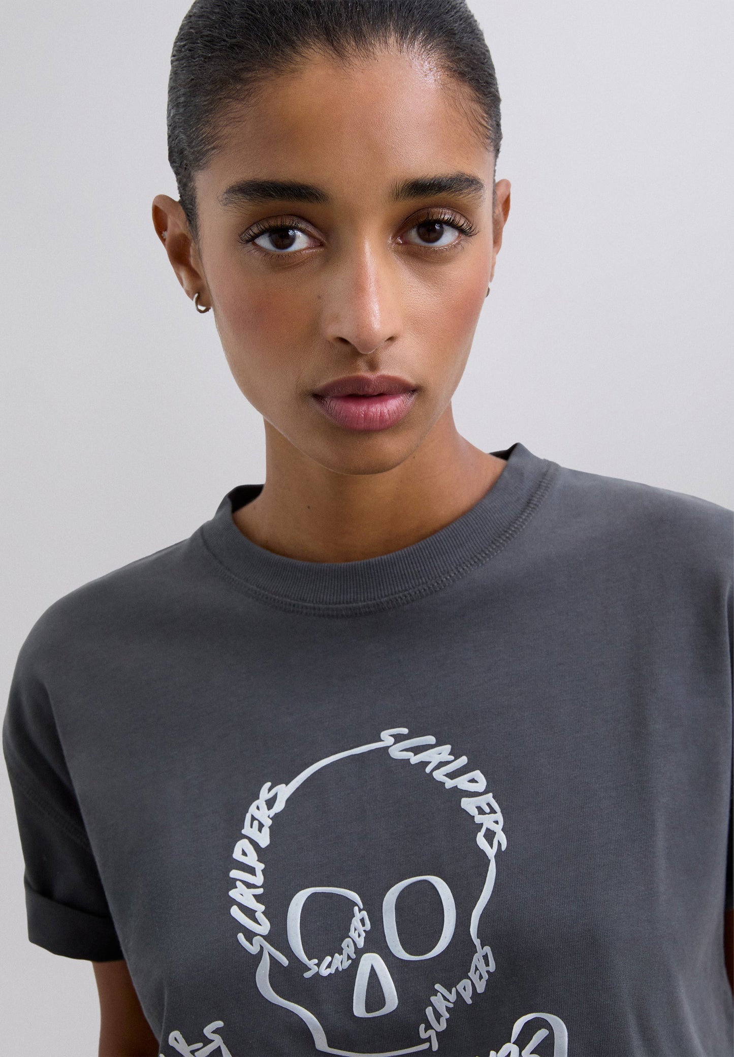 T-SHIRT COM PADRÃO DE LOGÓTIPO