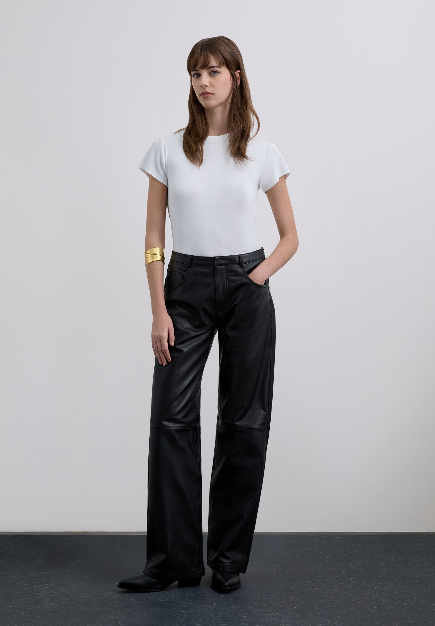 T-SHIRT COM ABERTURA DE PORMENOR DE PEDRARIA