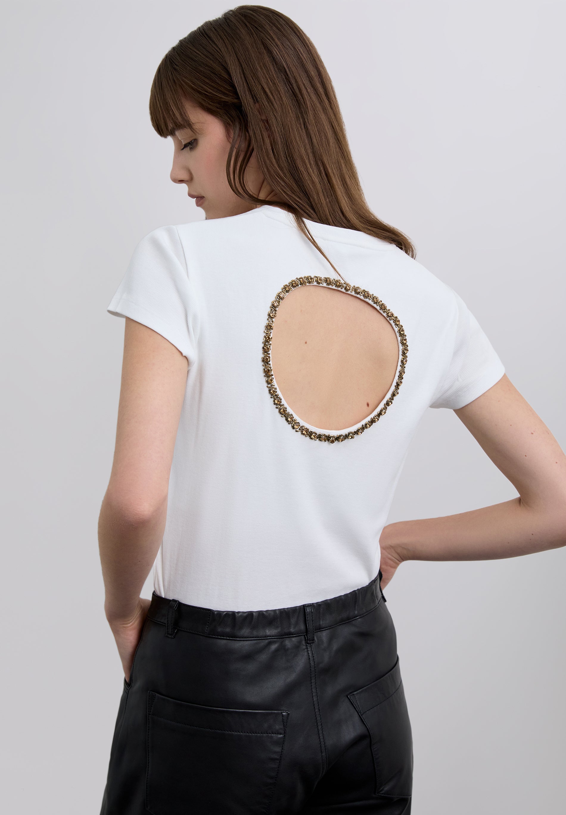 T-SHIRT COM ABERTURA DE PORMENOR DE PEDRARIA