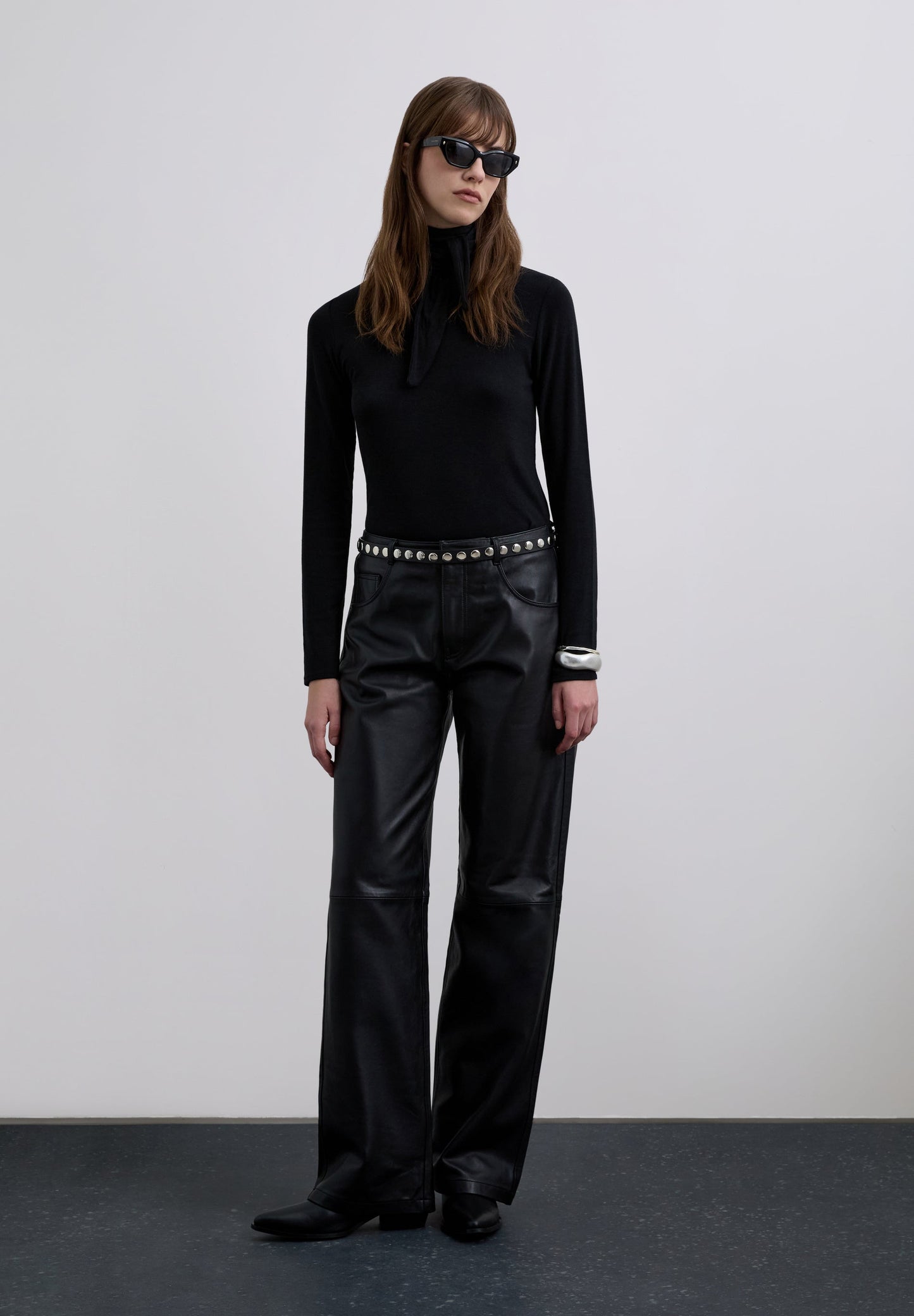 T-SHIRT DE GOLA ENROLADA COM LAÇO