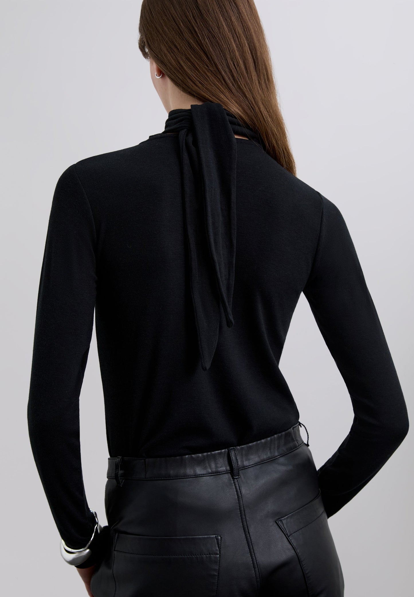 T-SHIRT DE GOLA ENROLADA COM LAÇO