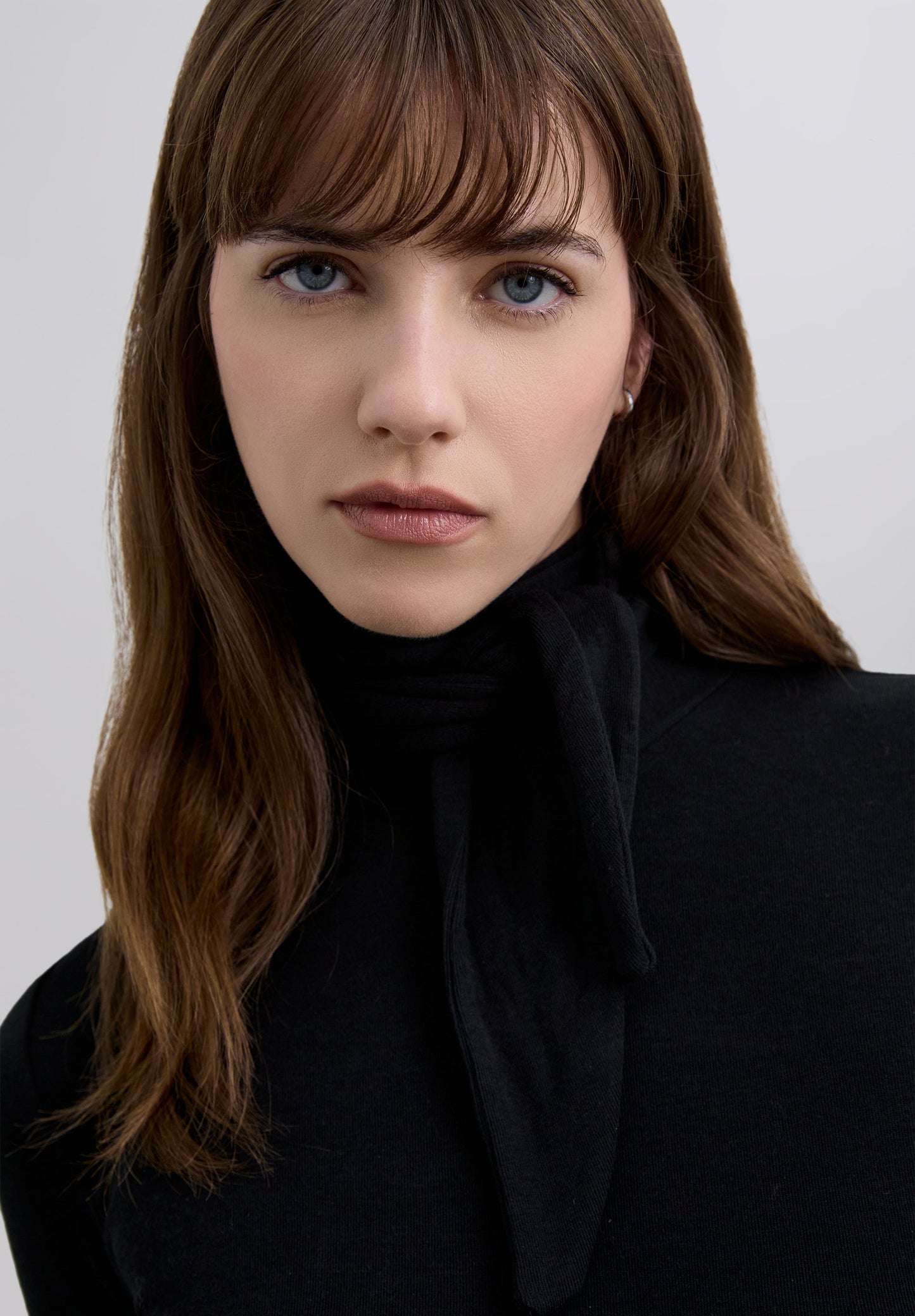 T-SHIRT DE GOLA ENROLADA COM LAÇO