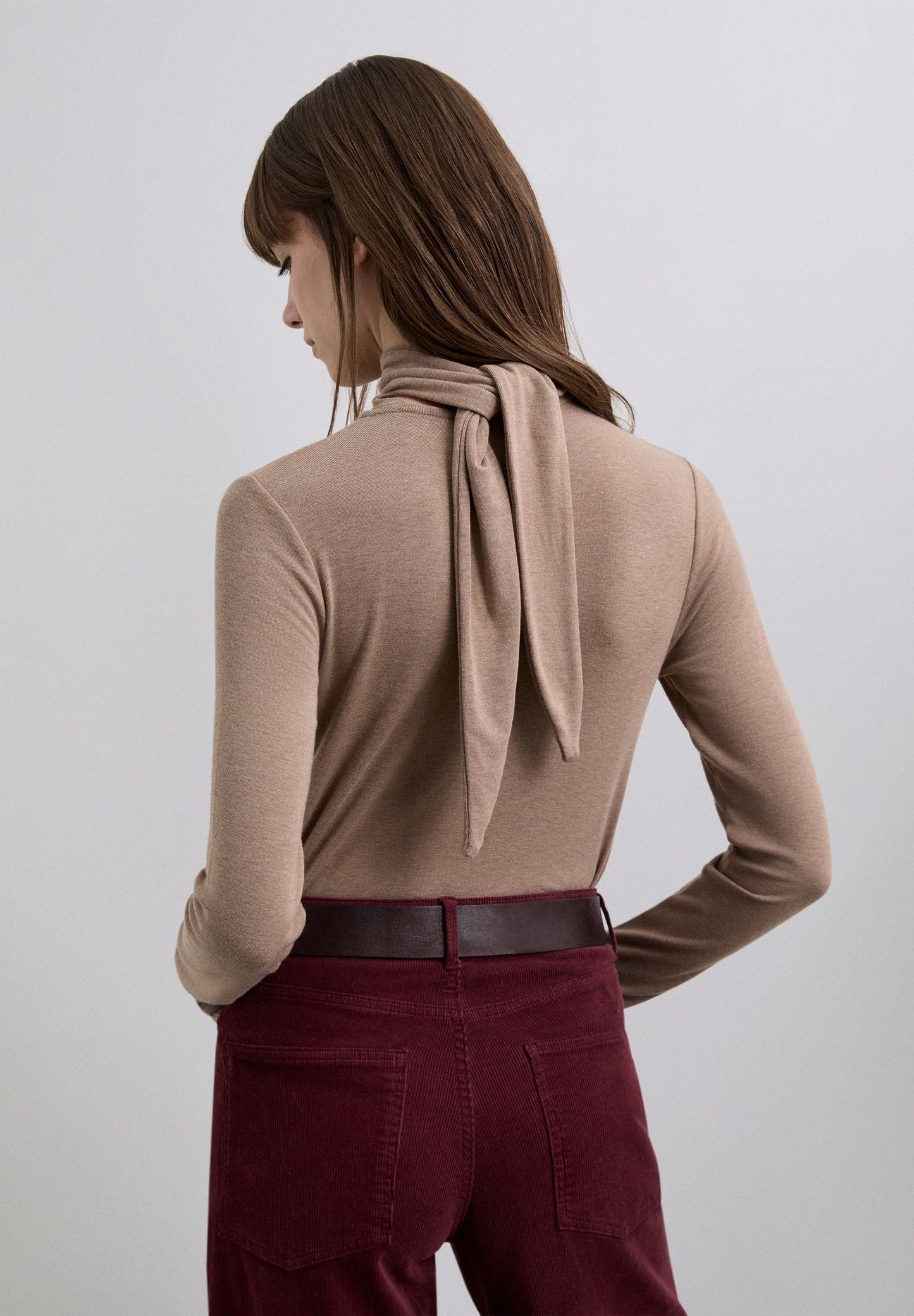 T-SHIRT DE GOLA ENROLADA COM LAÇO