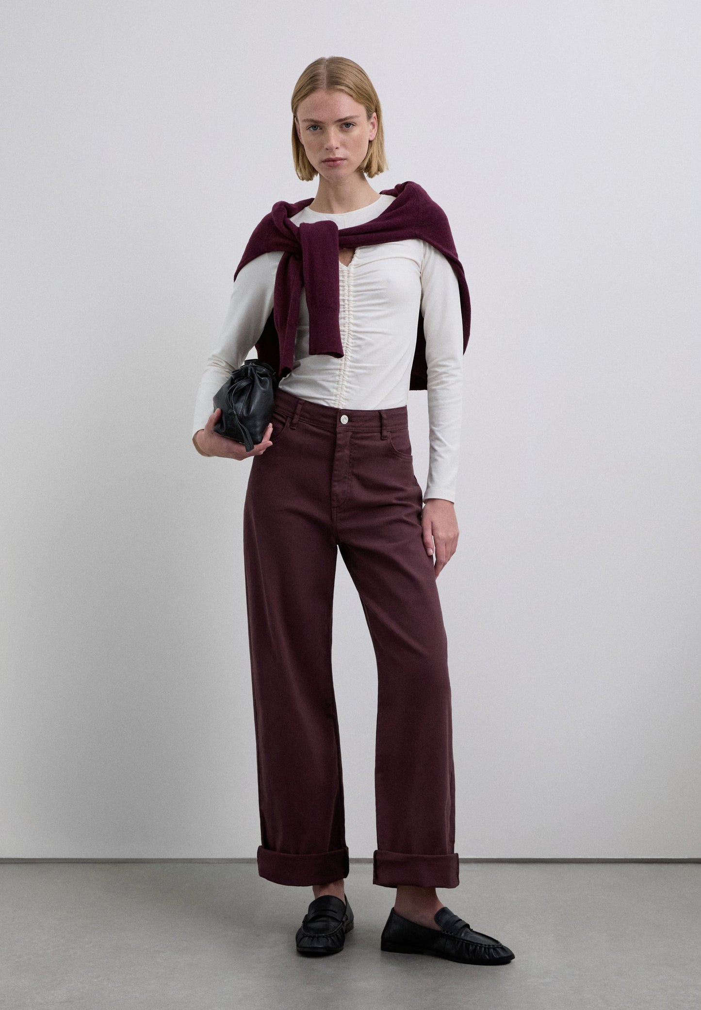 T-SHIRT COM ABERTURA E TACHAS