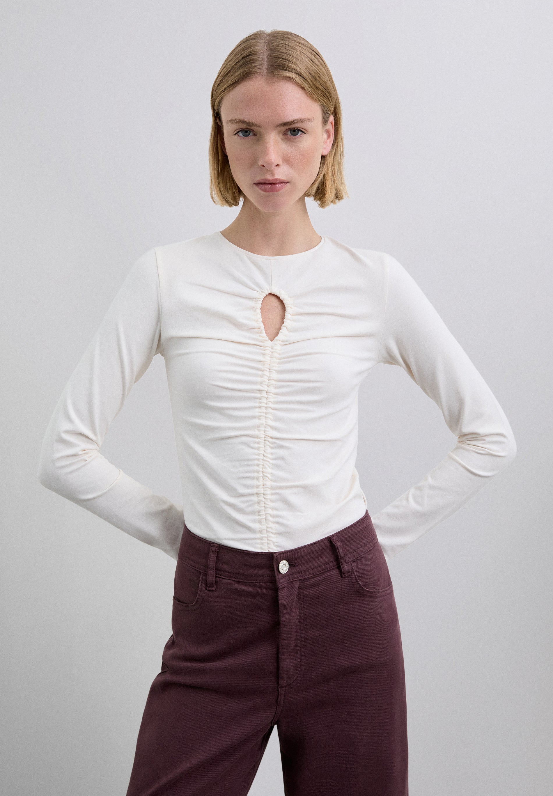 T-SHIRT COM ABERTURA E TACHAS