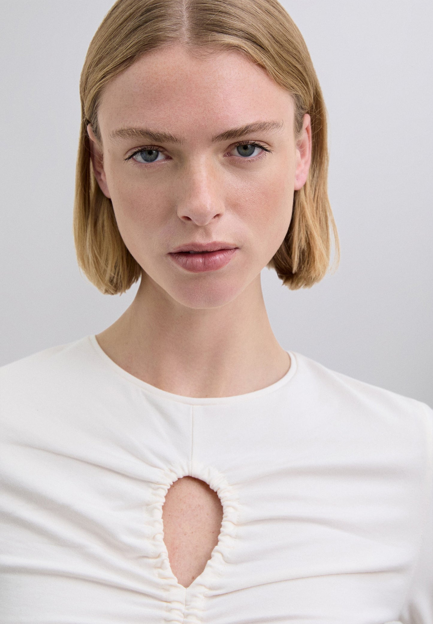 T-SHIRT COM ABERTURA E TACHAS