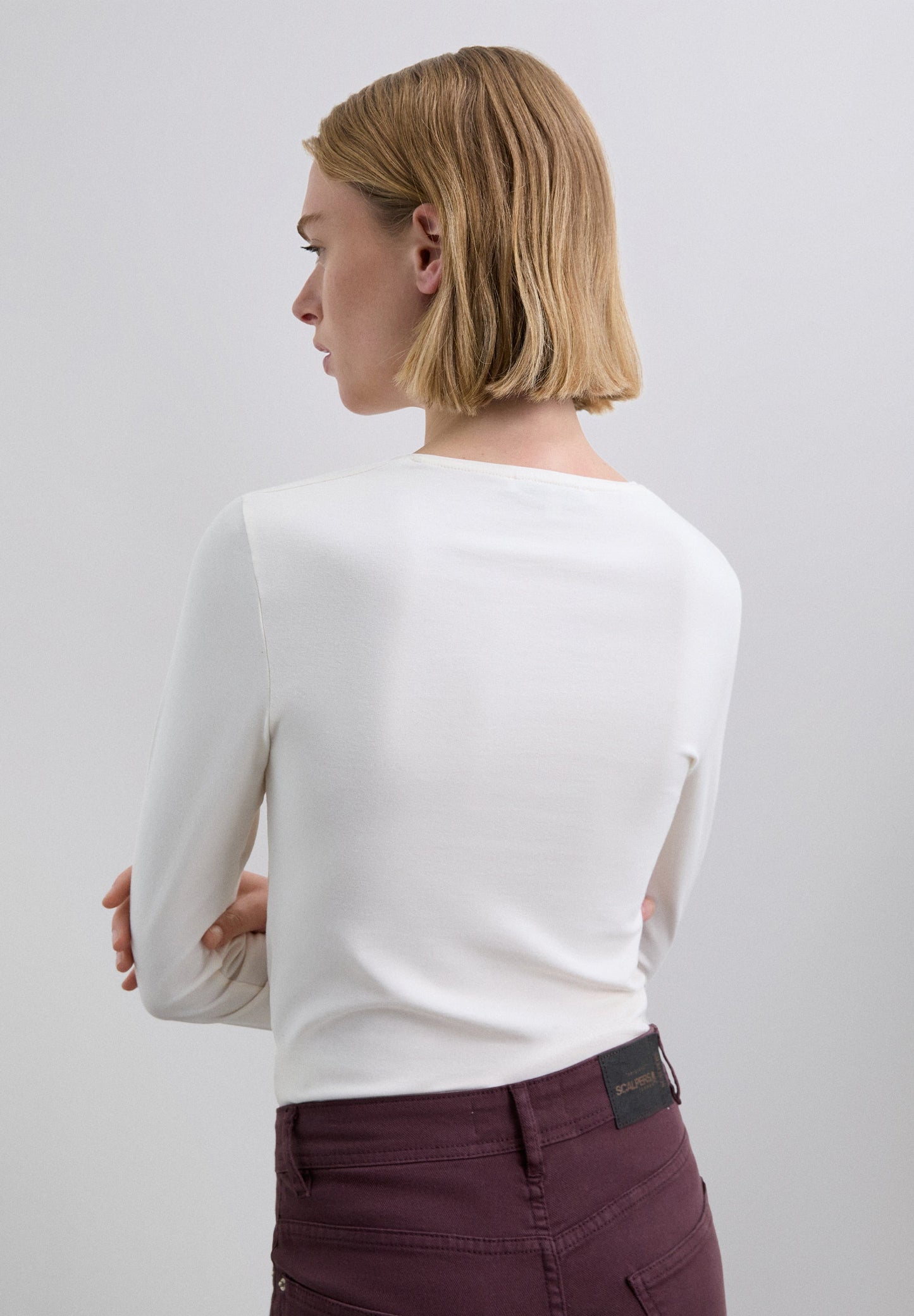 T-SHIRT COM ABERTURA E TACHAS